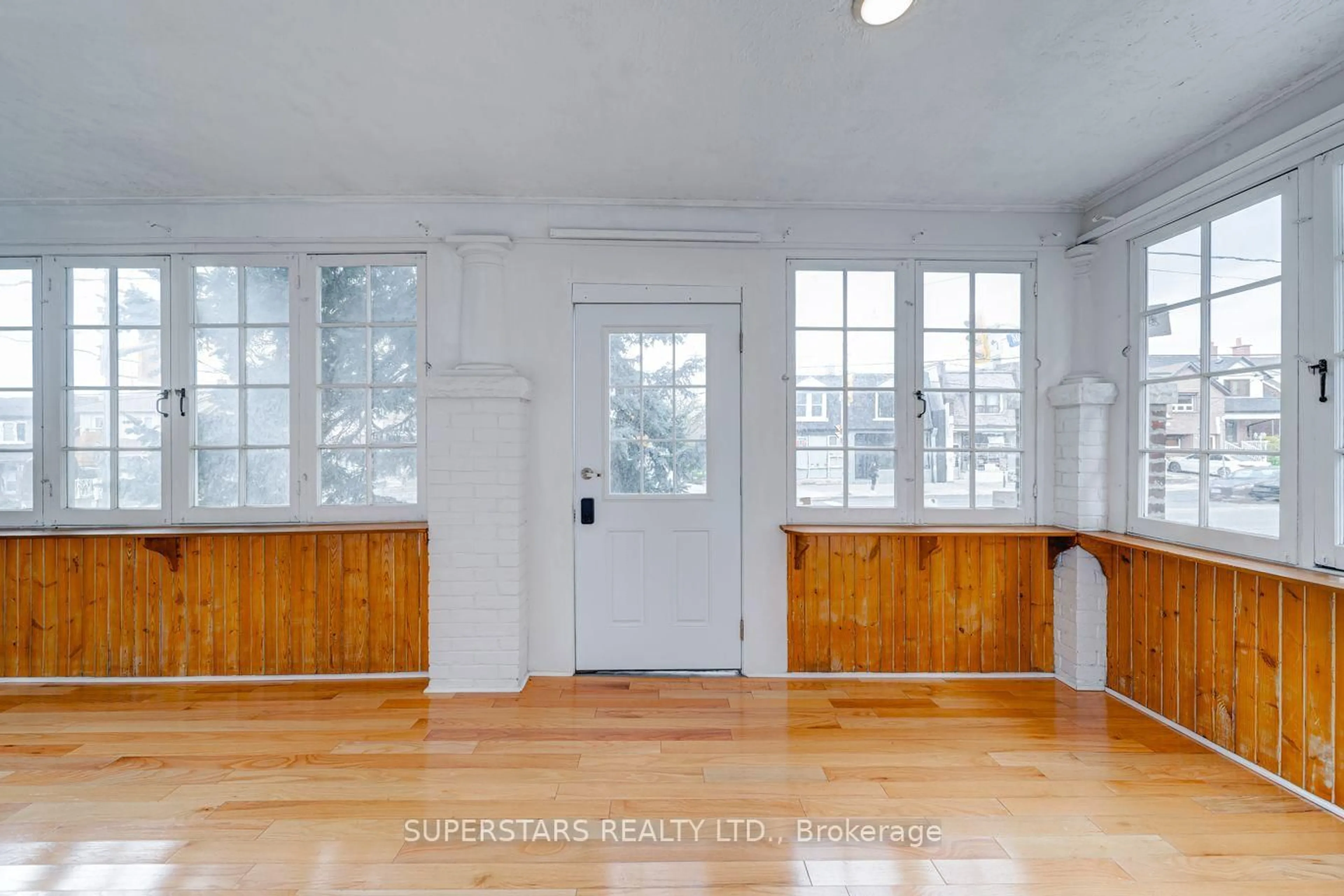 Indoor entryway for 1587 DUFFERIN St, Toronto Ontario M6H 3L5