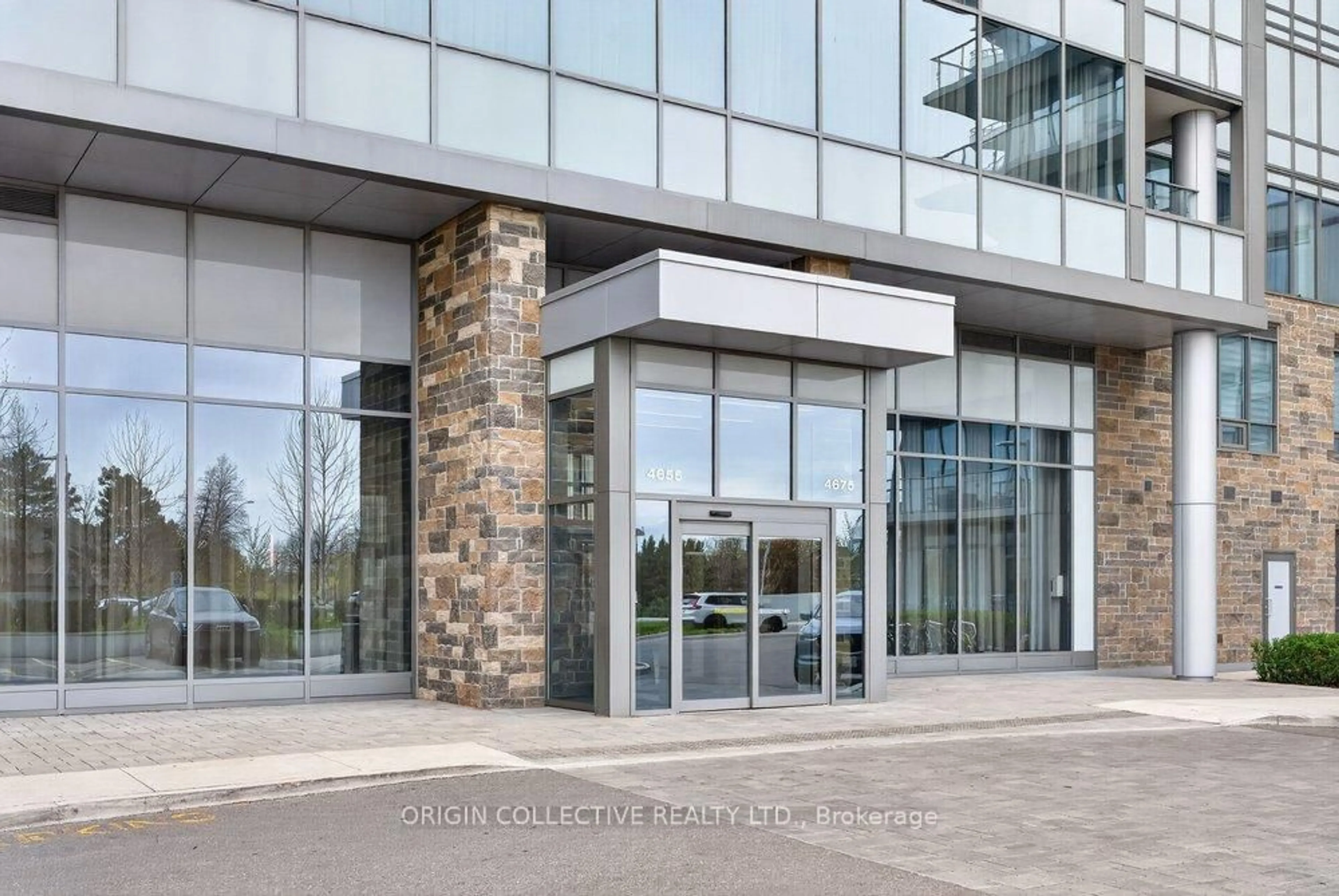 Indoor foyer for 4675 Metcalfe Ave #1010, Mississauga Ontario L5M 0Z8
