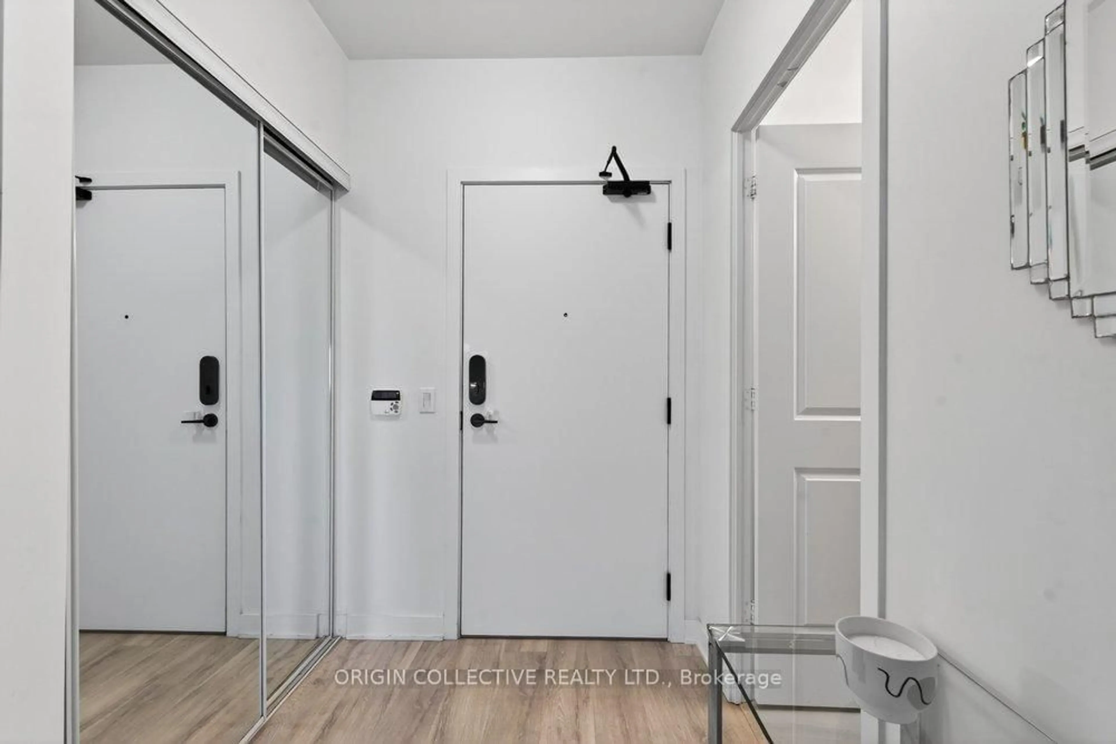 Indoor entryway for 4675 Metcalfe Ave #1010, Mississauga Ontario L5M 0Z8