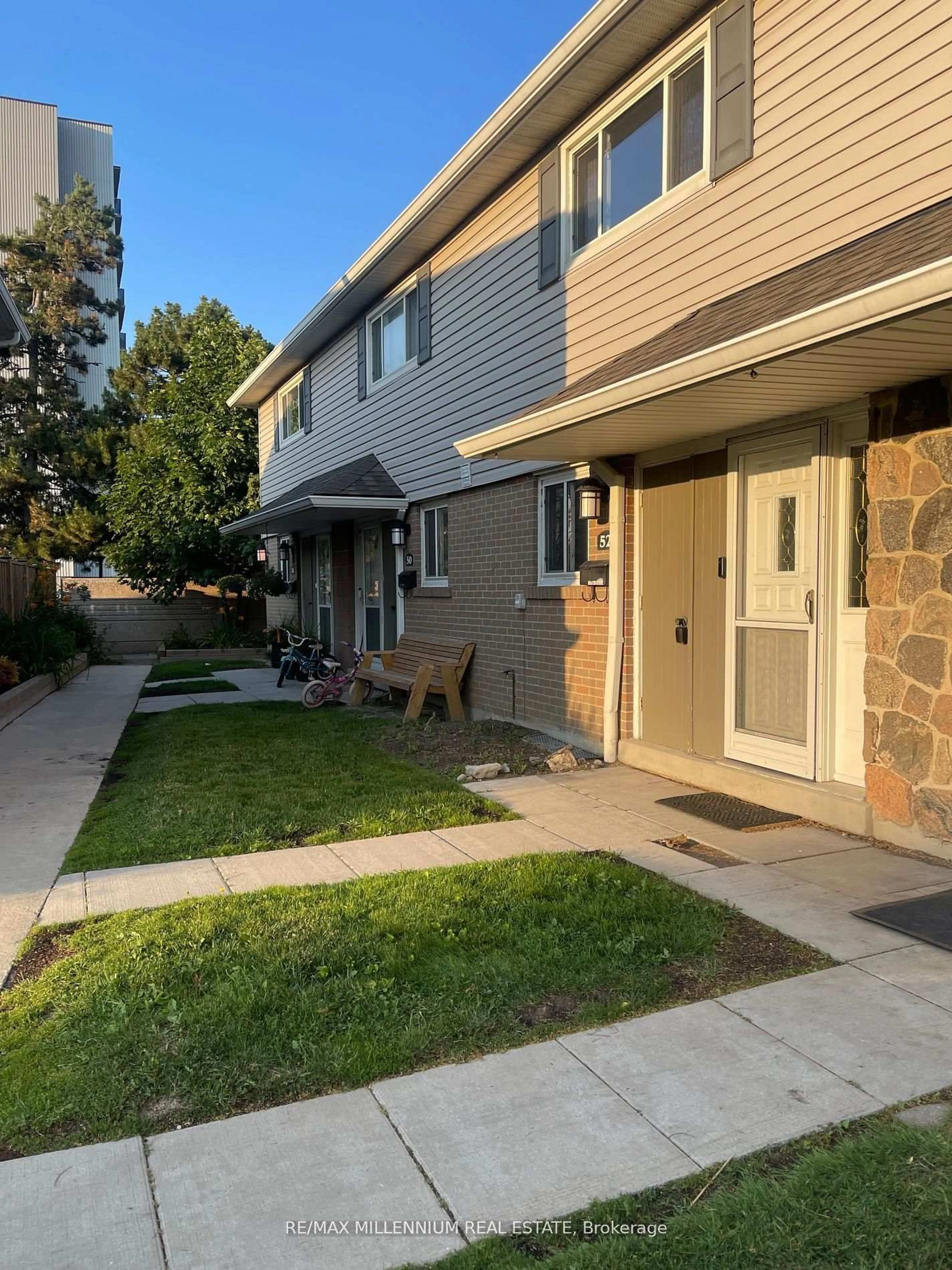 Unknown for 52 Village Crt, Brampton Ontario L6W 1A6