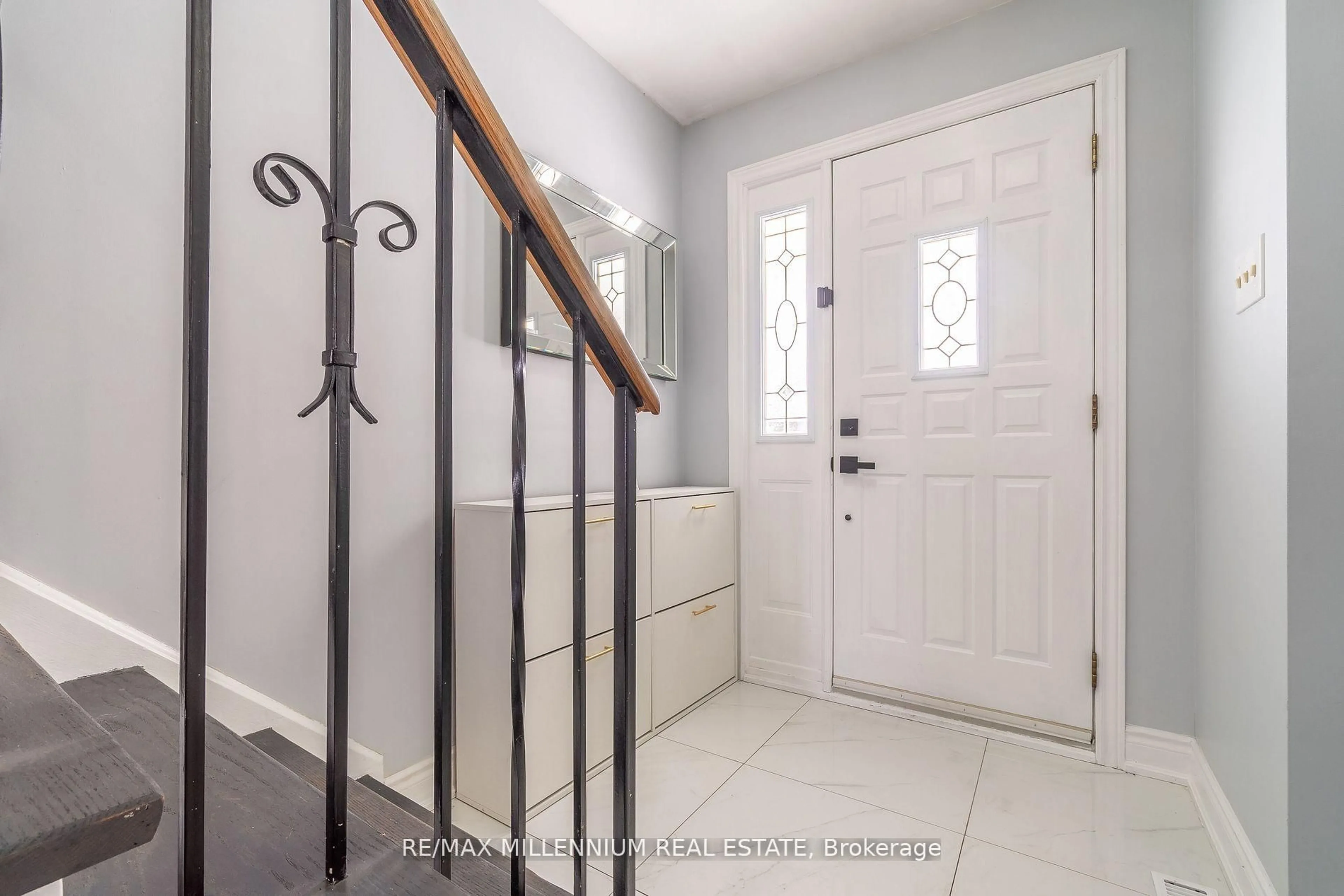 Indoor entryway for 52 Village Crt, Brampton Ontario L6W 1A6