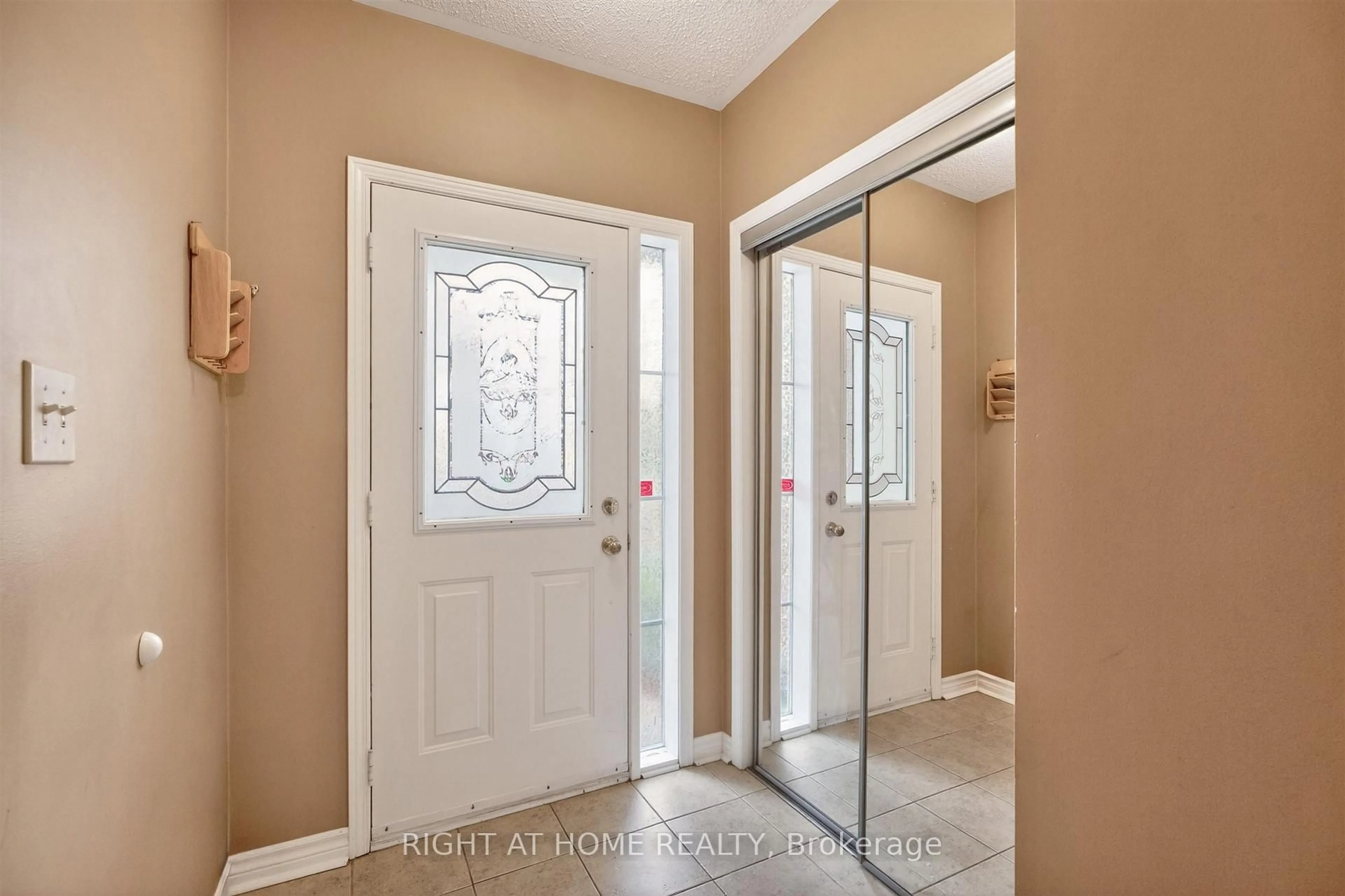 Indoor entryway for 1181 Westview Terr, Oakville Ontario L6M 3N2