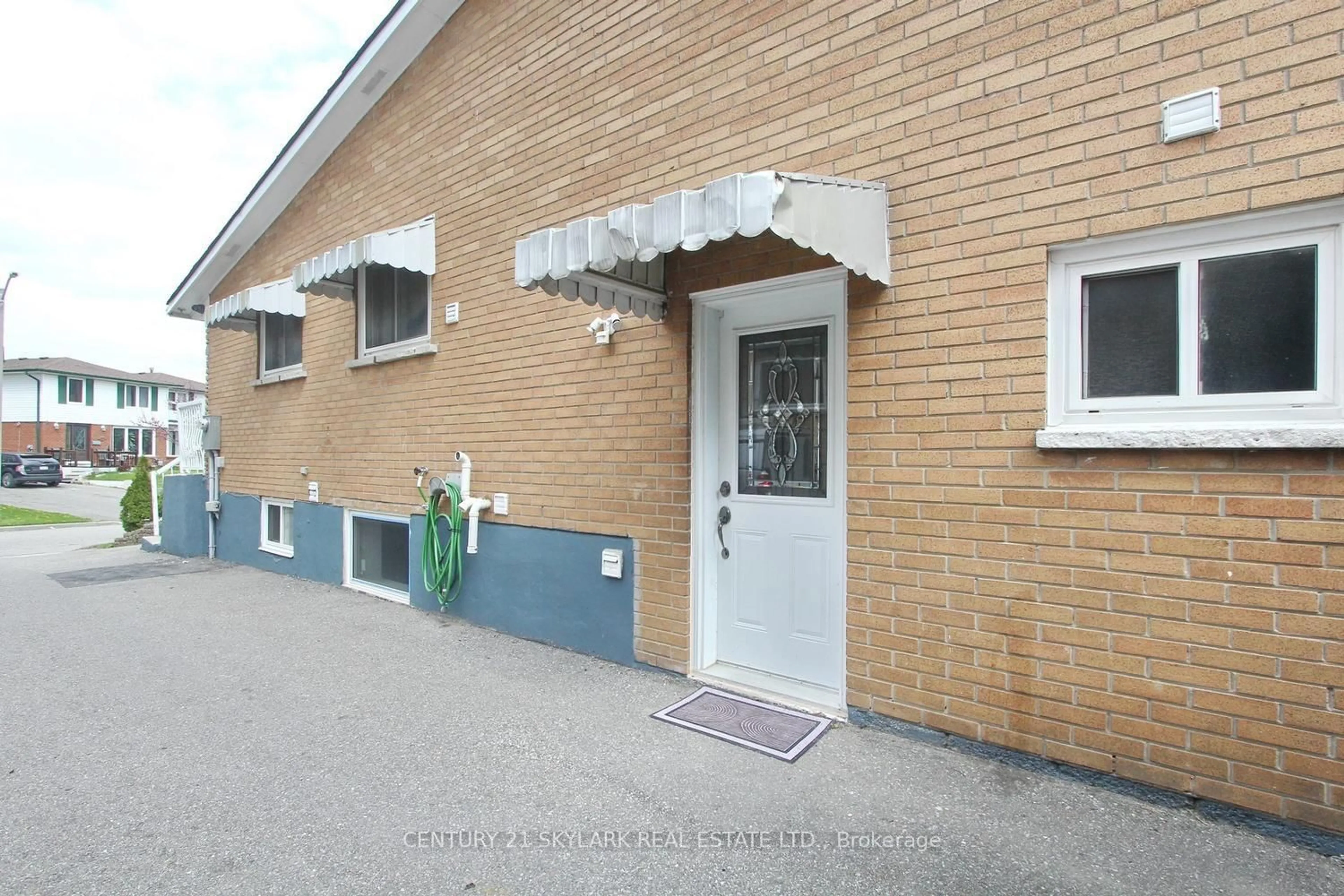Patio, street for 44 Sharon Crt, Brampton Ontario L6W 3B7
