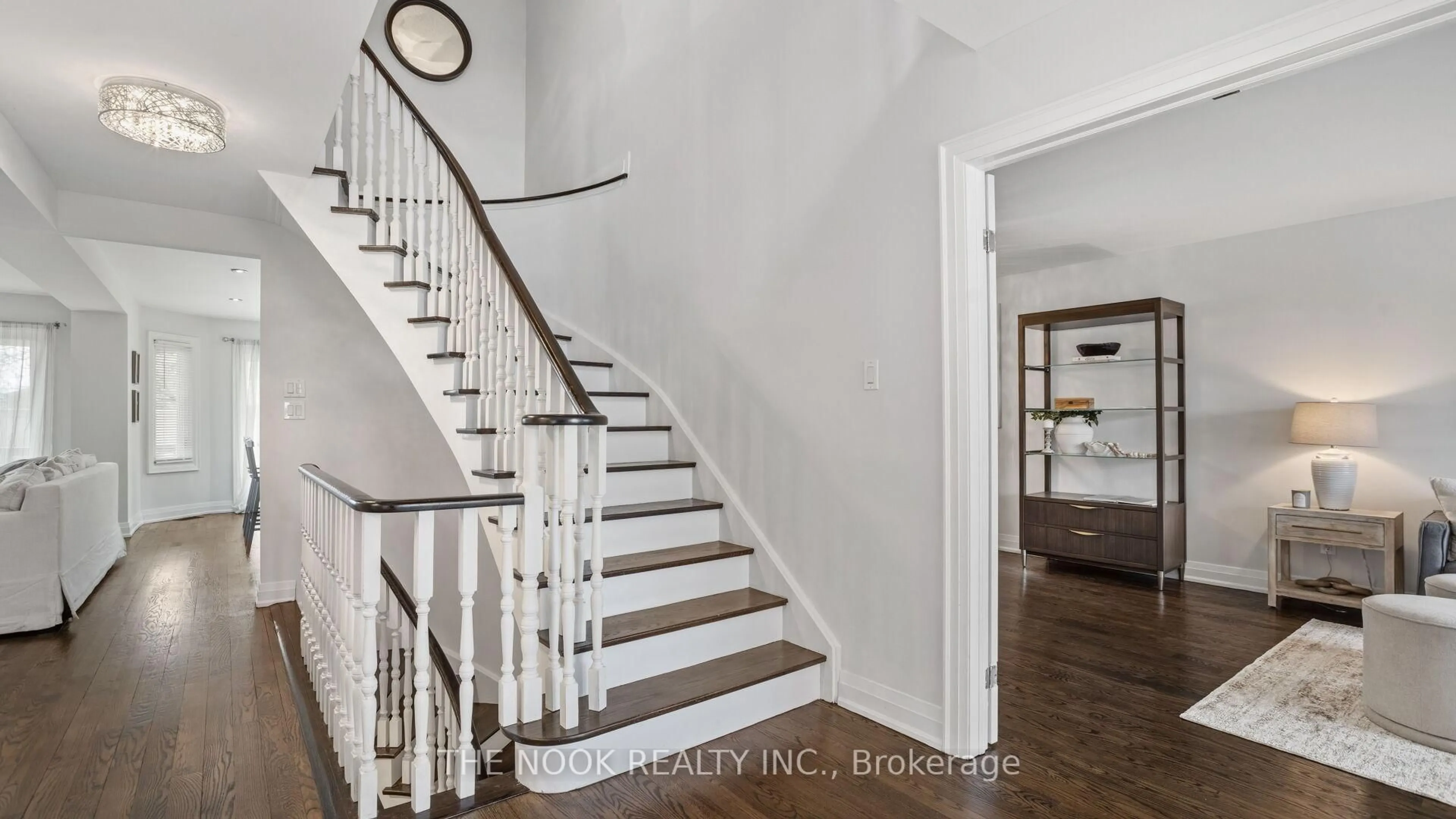 Indoor entryway for 938 Wetherby Lane, Mississauga Ontario L4W 4S7