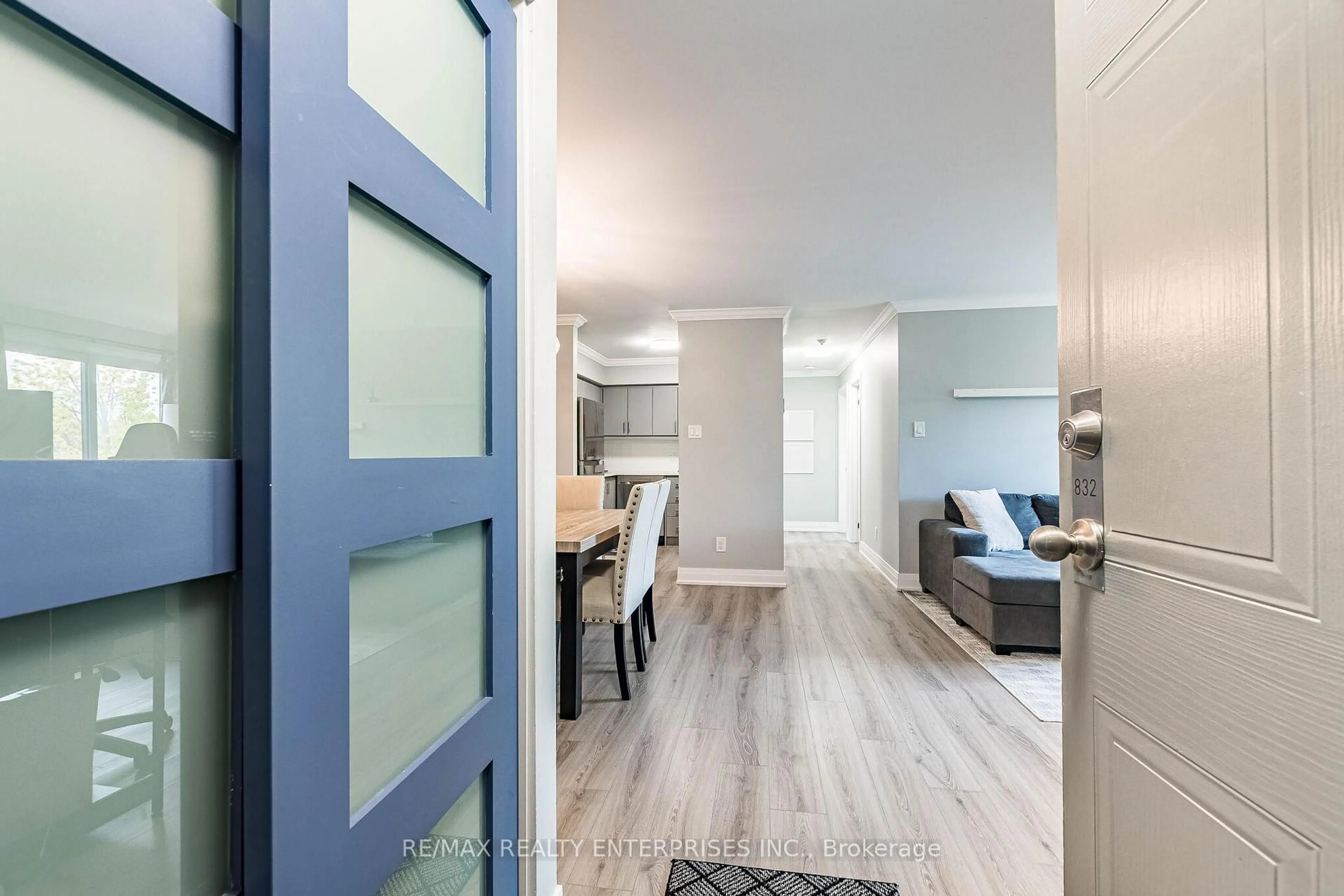 Indoor entryway for 1508 Pilgrims Way #832, Oakville Ontario L6M 3H1