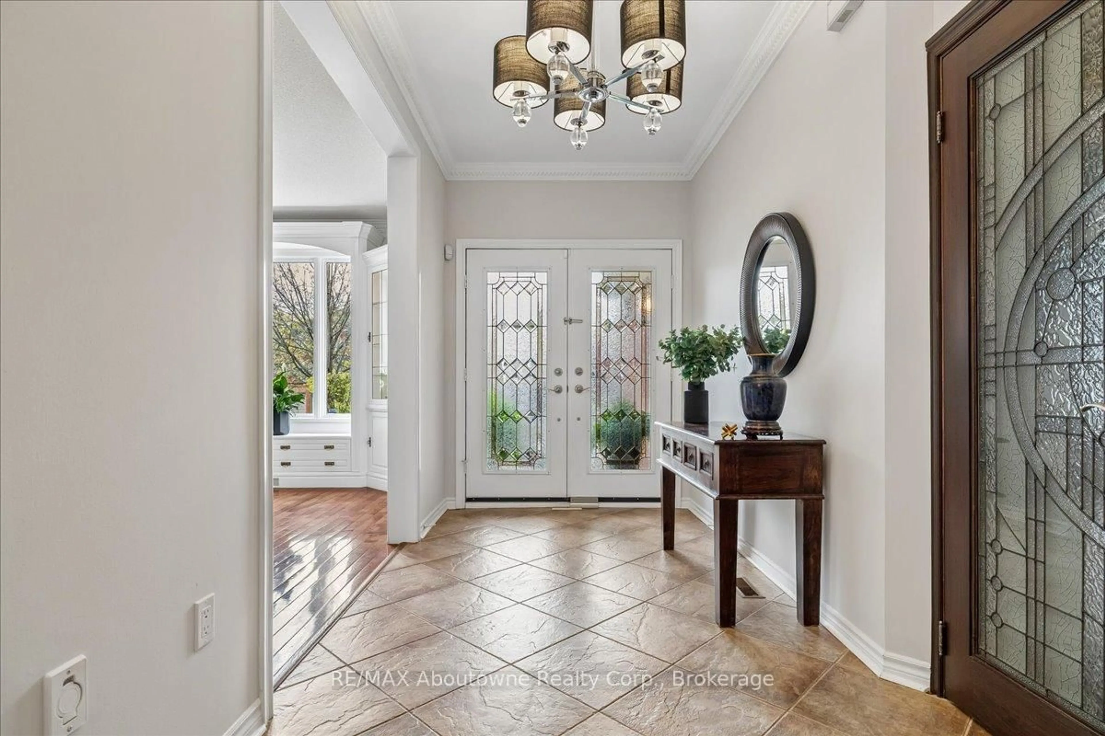 Indoor entryway for 1794 Glenvista Dr, Oakville Ontario L6H 6K5