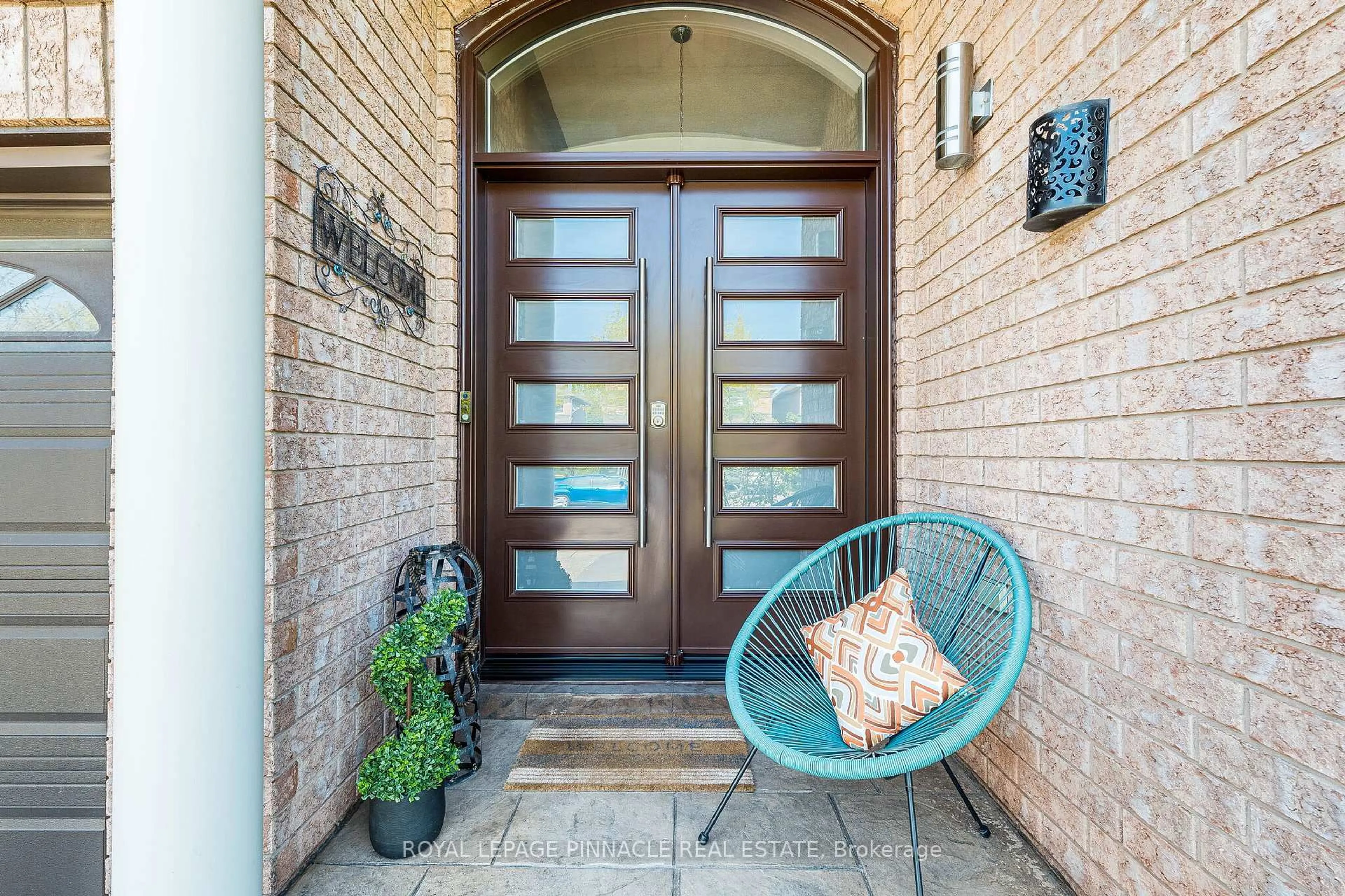 Indoor entryway for 2368 Foxhole Circ, Oakville Ontario L6M 4X4