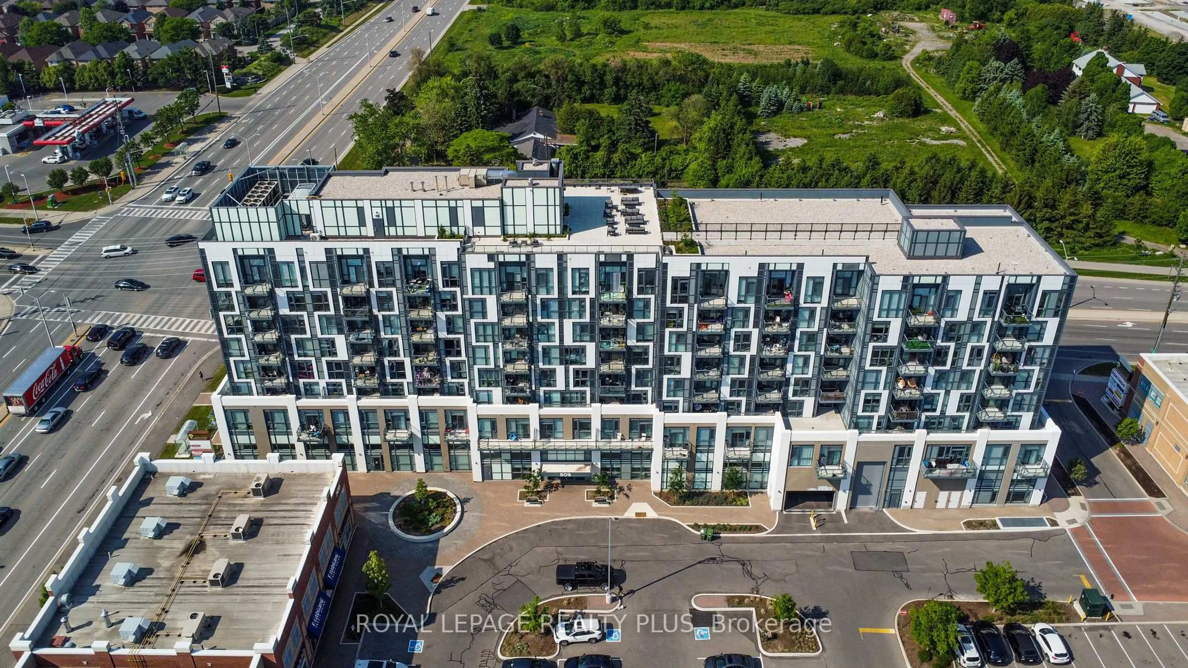 A pic from outside/outdoor area/front of a property/back of a property/a pic from drone, city buildings view from balcony for 509 Dundas St #701, Oakville Ontario L6M 1L9