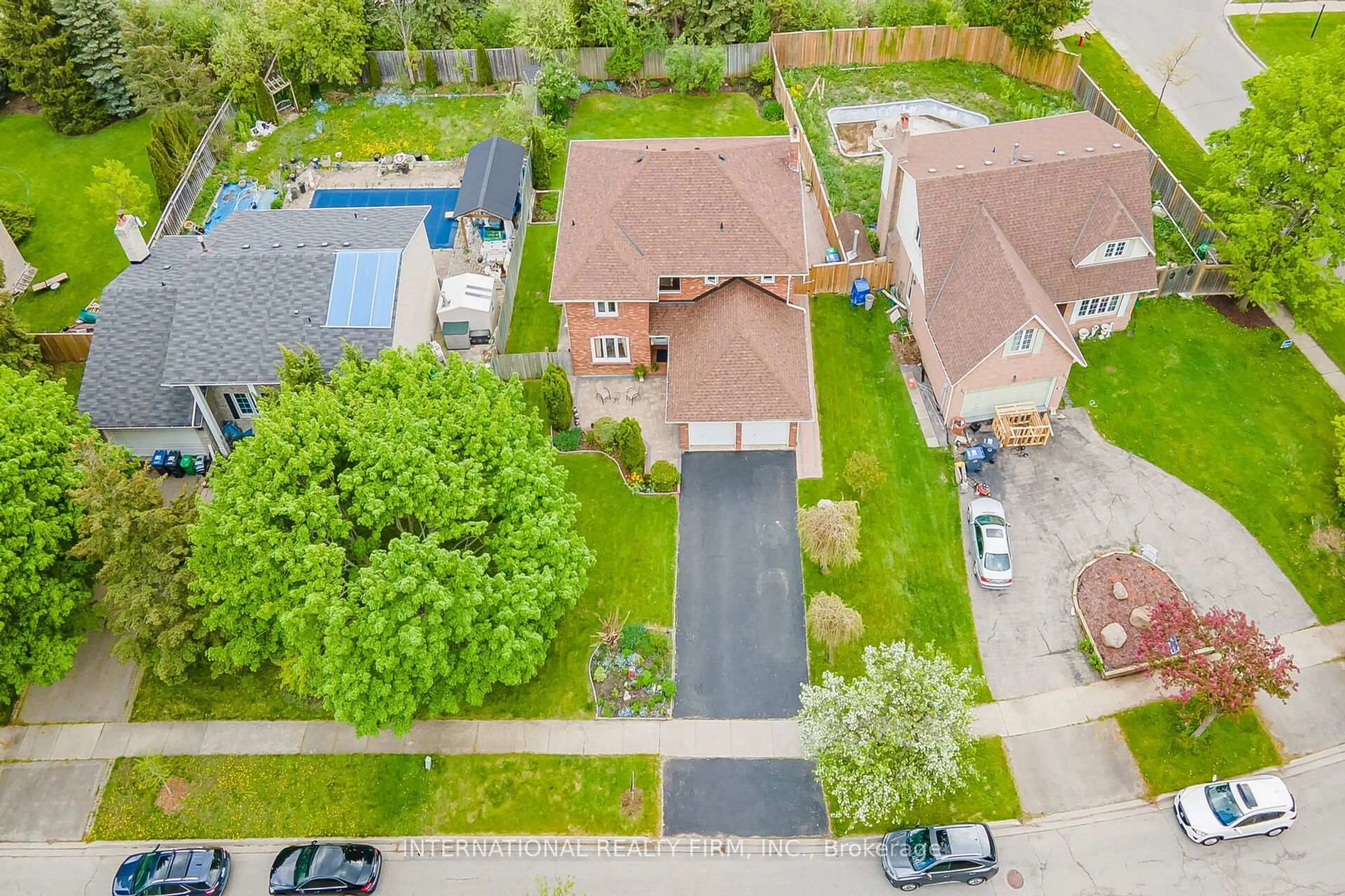 A pic from outside/outdoor area/front of a property/back of a property/a pic from drone, street for 1236 Fleet St, Mississauga Ontario L5H 3P5