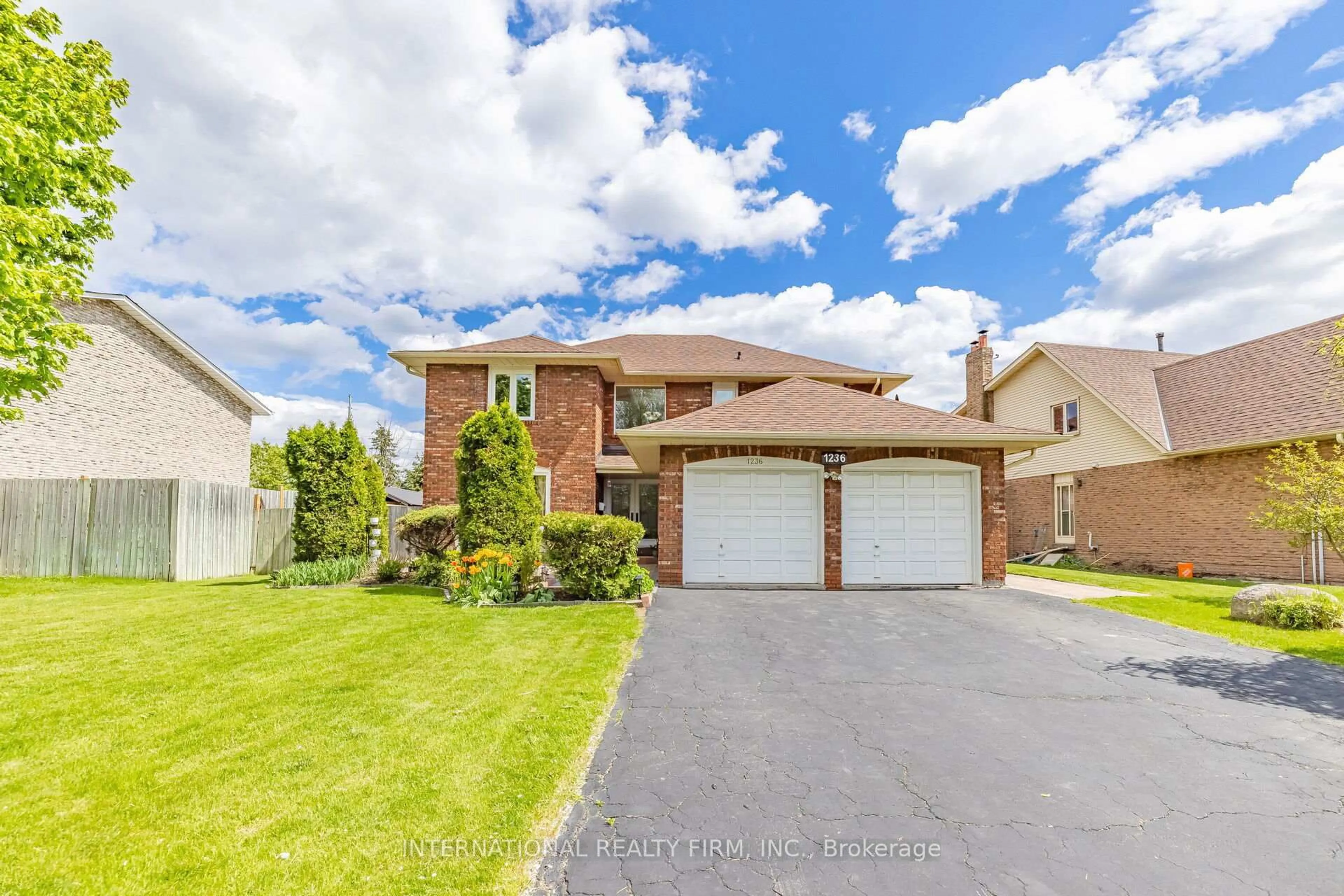A pic from outside/outdoor area/front of a property/back of a property/a pic from drone, street for 1236 Fleet St, Mississauga Ontario L5H 3P5