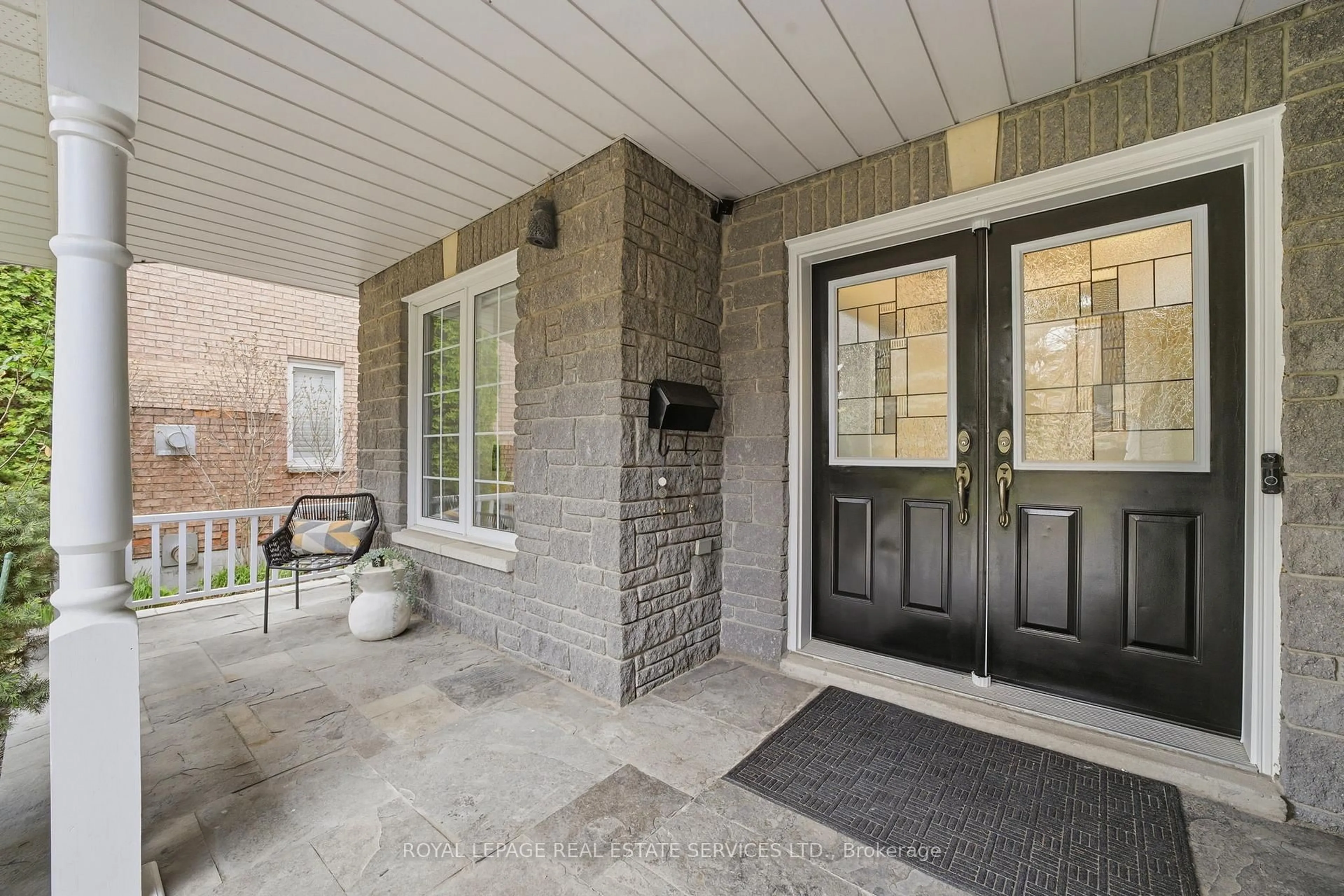 Indoor entryway for 2531 Morrison Ave, Mississauga Ontario L5C 3J6