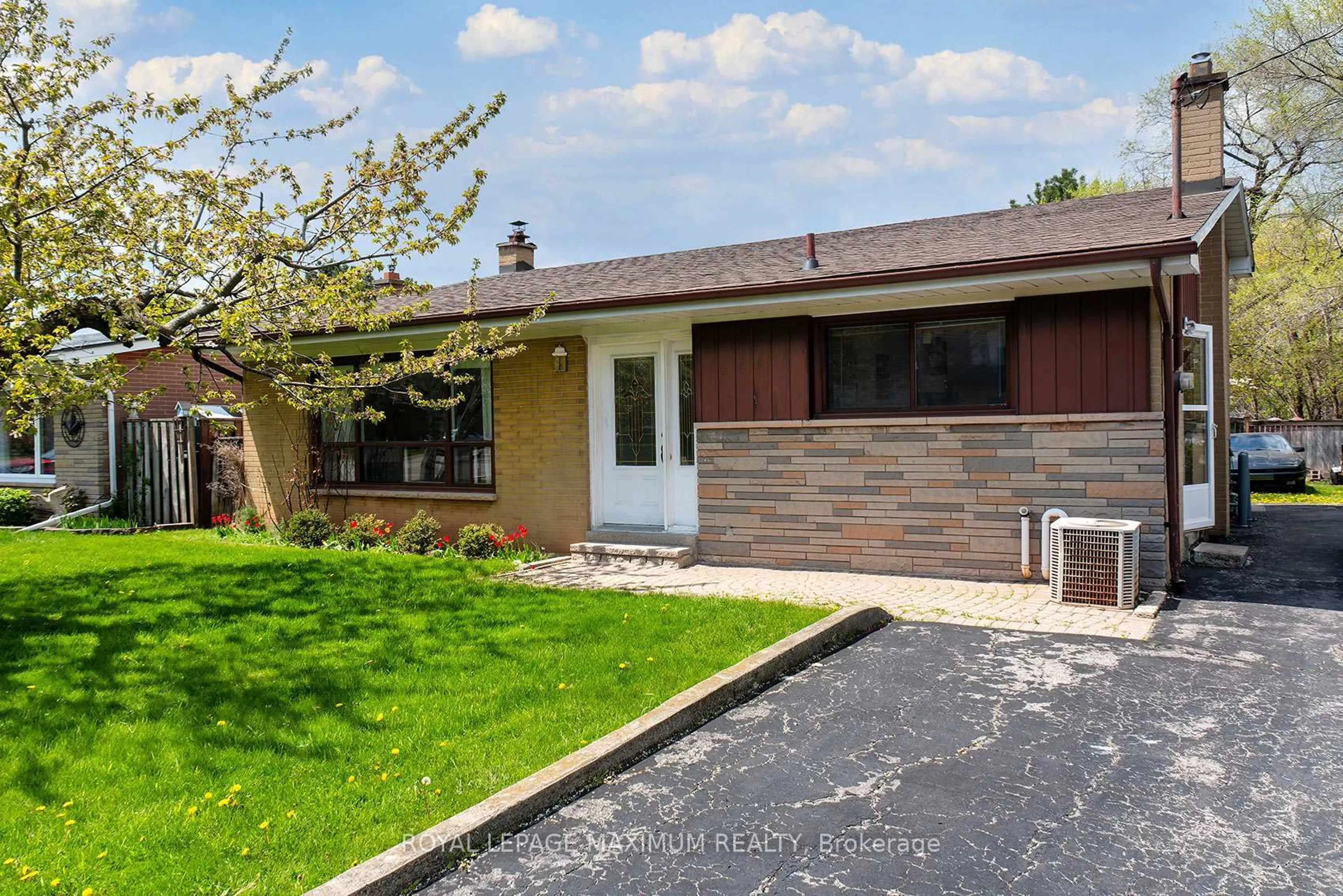 Home with brick exterior material, street for 565 Pinegrove Rd, Oakville Ontario L6K 2C5