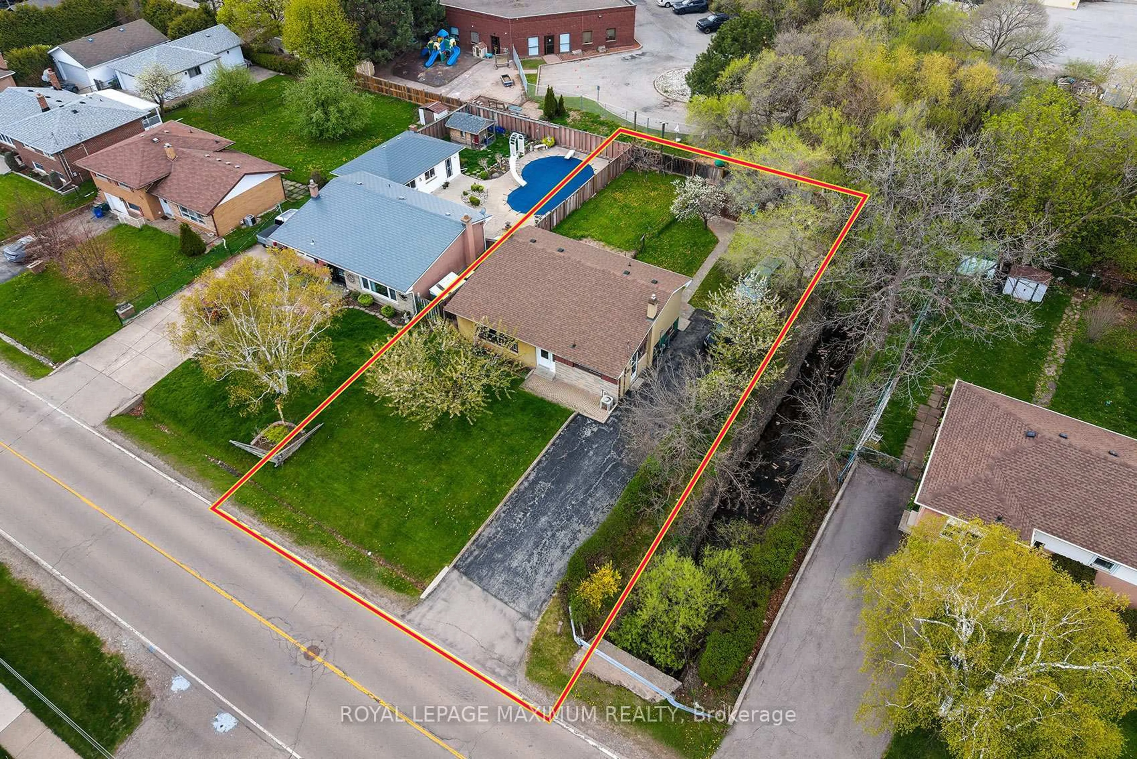 A pic from outside/outdoor area/front of a property/back of a property/a pic from drone, street for 565 Pinegrove Rd, Oakville Ontario L6K 2C5