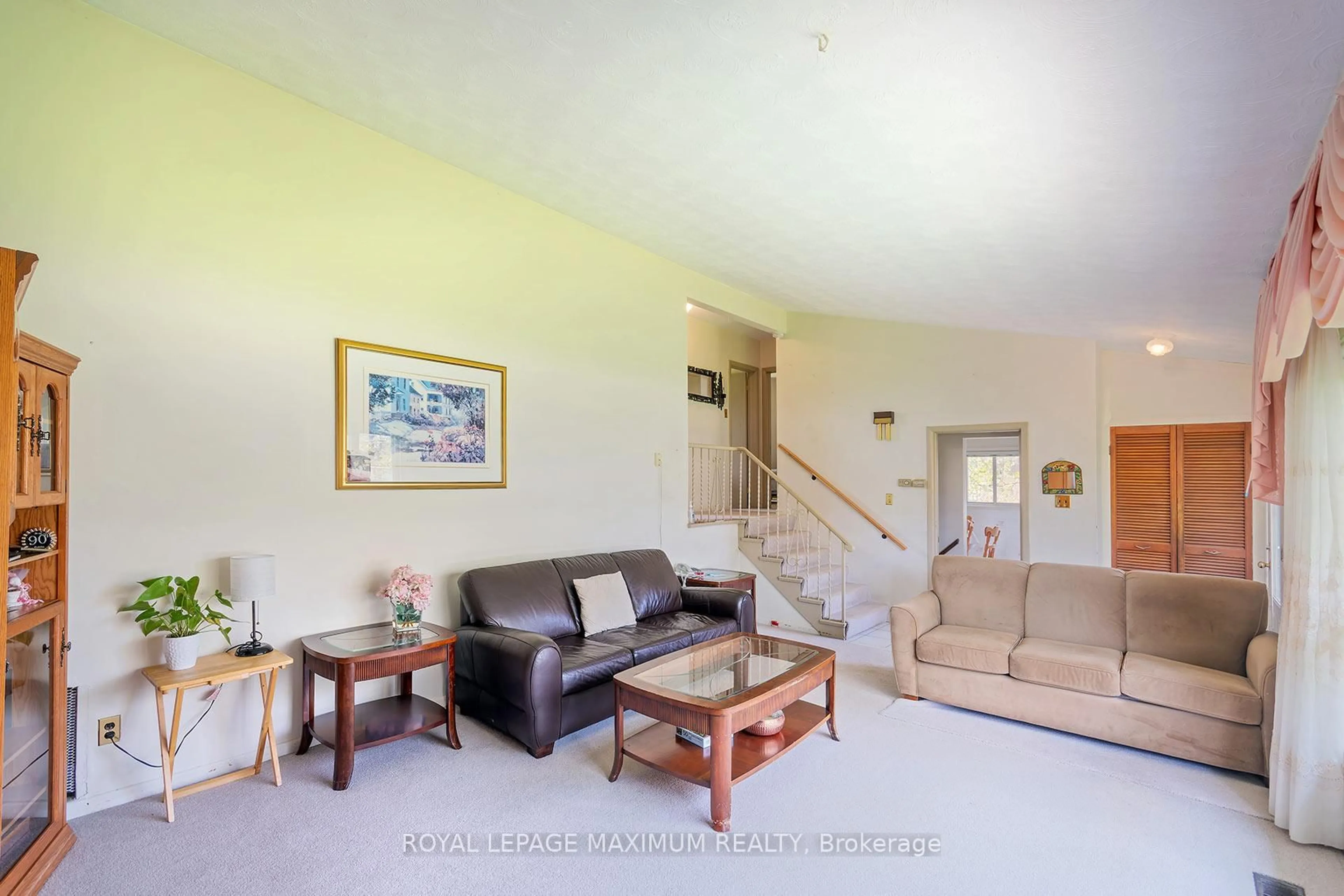 Living room with furniture, unknown for 565 Pinegrove Rd, Oakville Ontario L6K 2C5