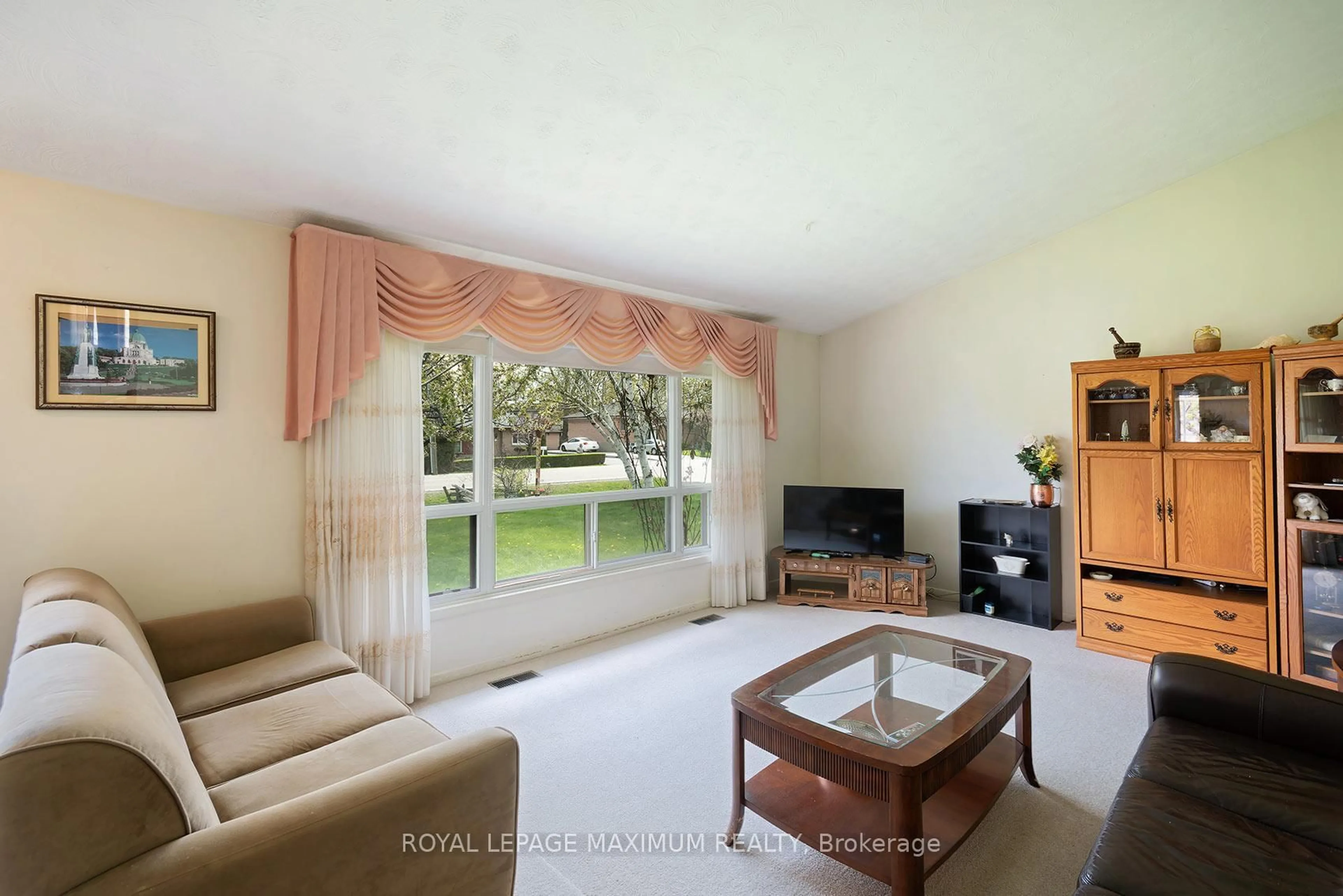 Living room with furniture, unknown for 565 Pinegrove Rd, Oakville Ontario L6K 2C5