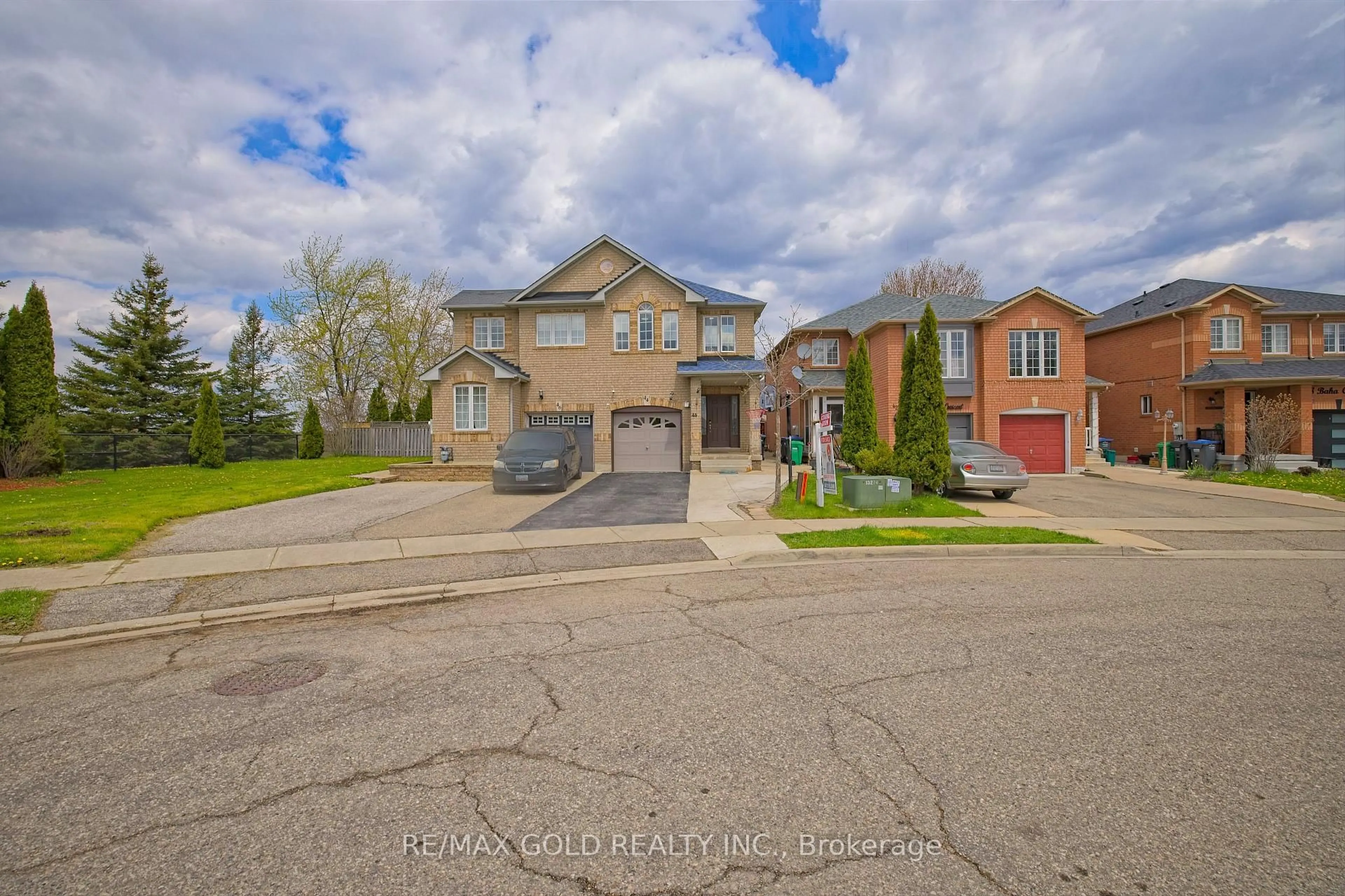 A pic from outside/outdoor area/front of a property/back of a property/a pic from drone, street for 44 Baha Cres, Brampton Ontario L7A 2J3