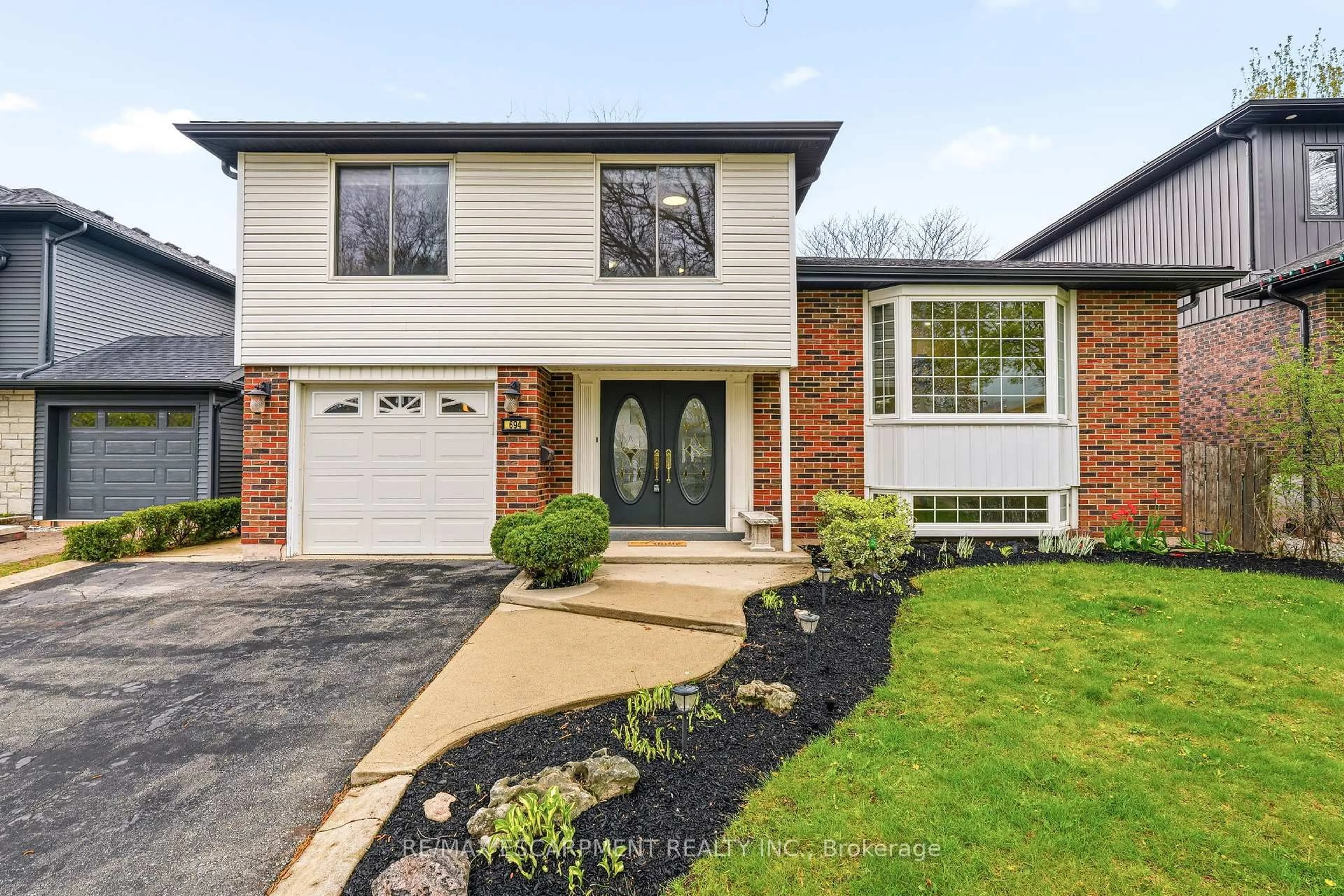 Home with brick exterior material, street for 694 Mullin Way, Burlington Ontario L7L 4J7