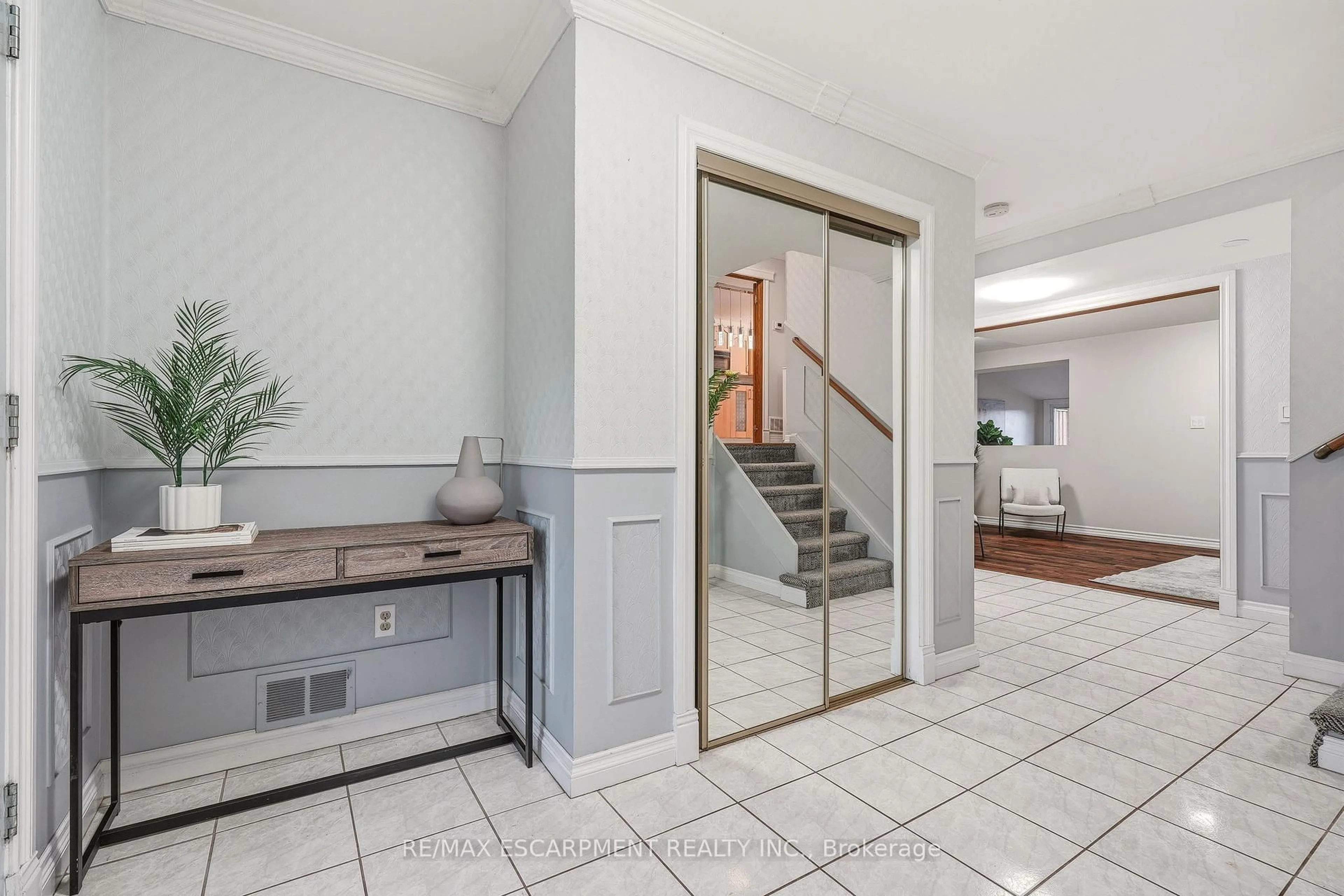 Indoor foyer for 694 Mullin Way, Burlington Ontario L7L 4J7