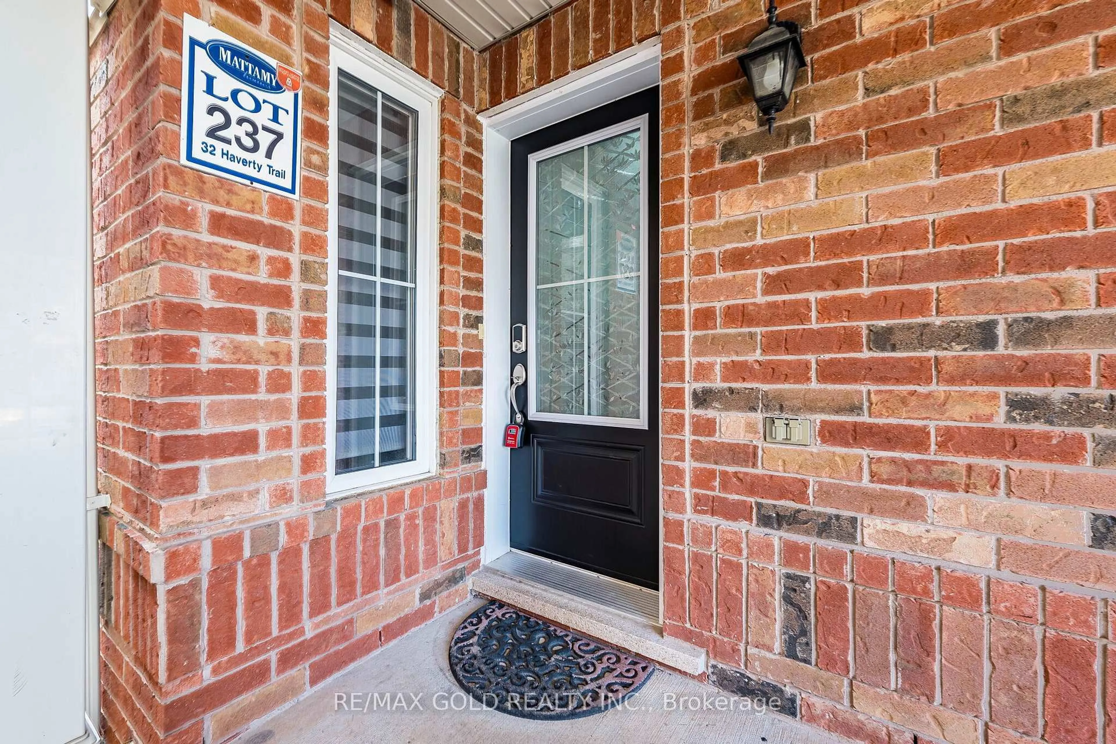 Indoor entryway for 32 Haverty Tr, Brampton Ontario L7A 0S2