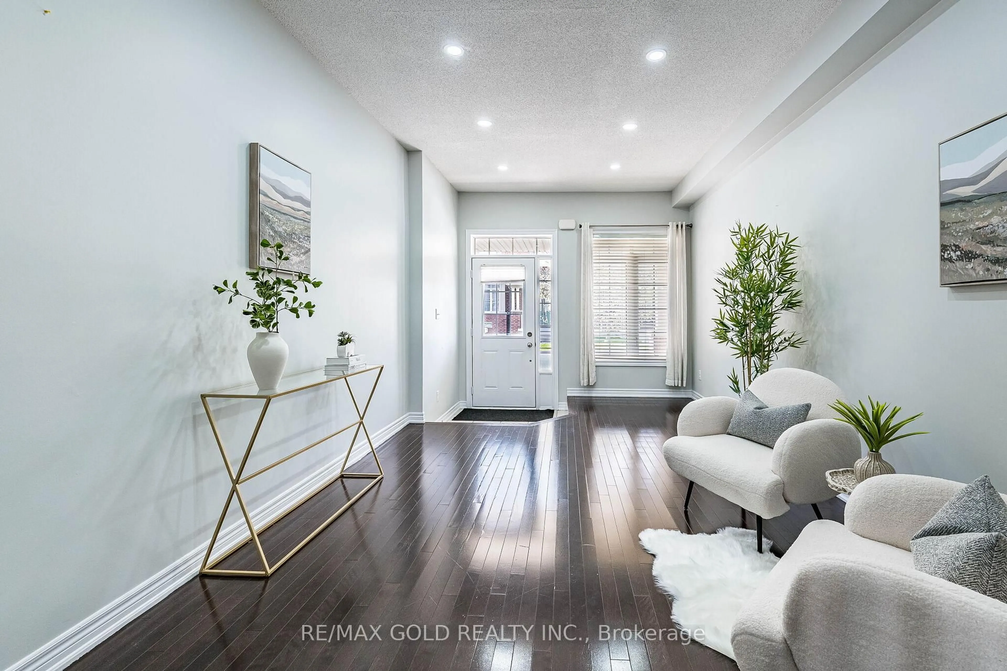 Indoor entryway for 17 Primo Rd, Brampton Ontario L7A 0Z9