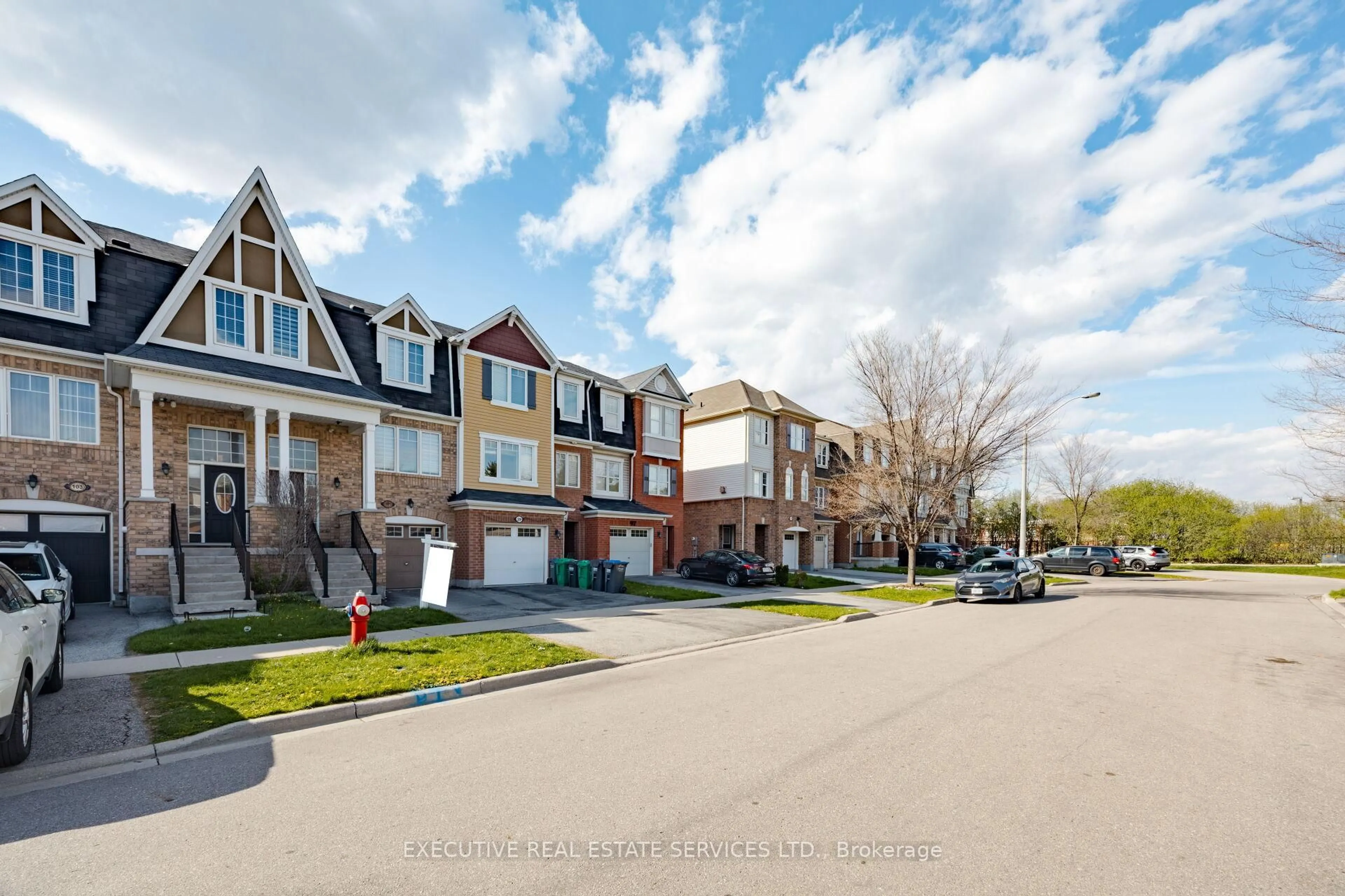 A pic from outside/outdoor area/front of a property/back of a property/a pic from drone, street for 101 Mccleave Cres, Brampton Ontario L6Y 4Y9