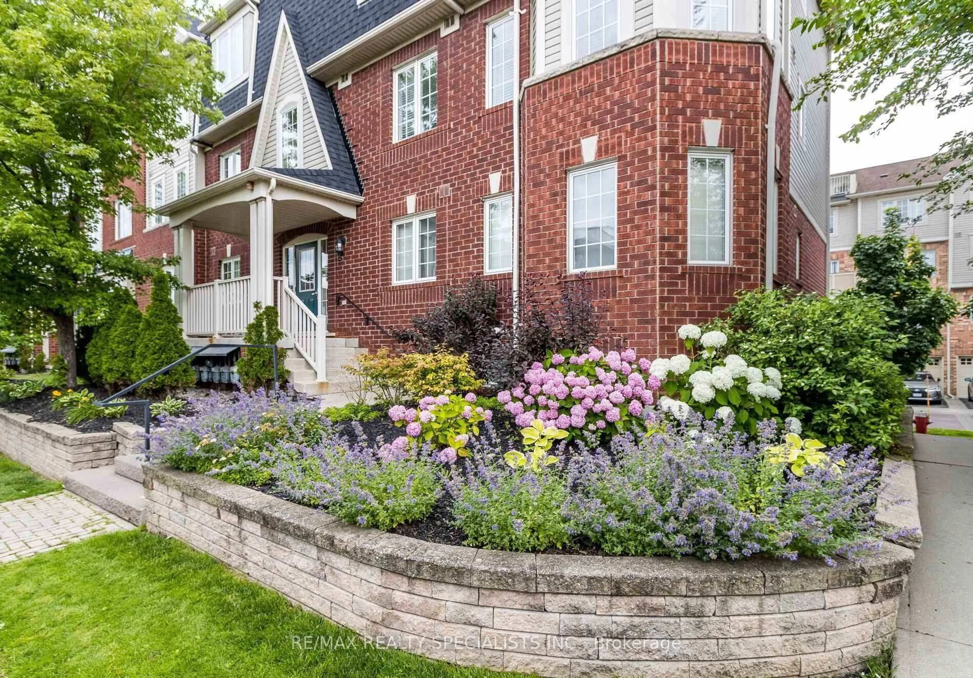 Home with brick exterior material, street for 614 Shoreline Dr #5, Mississauga Ontario L5B 0A8
