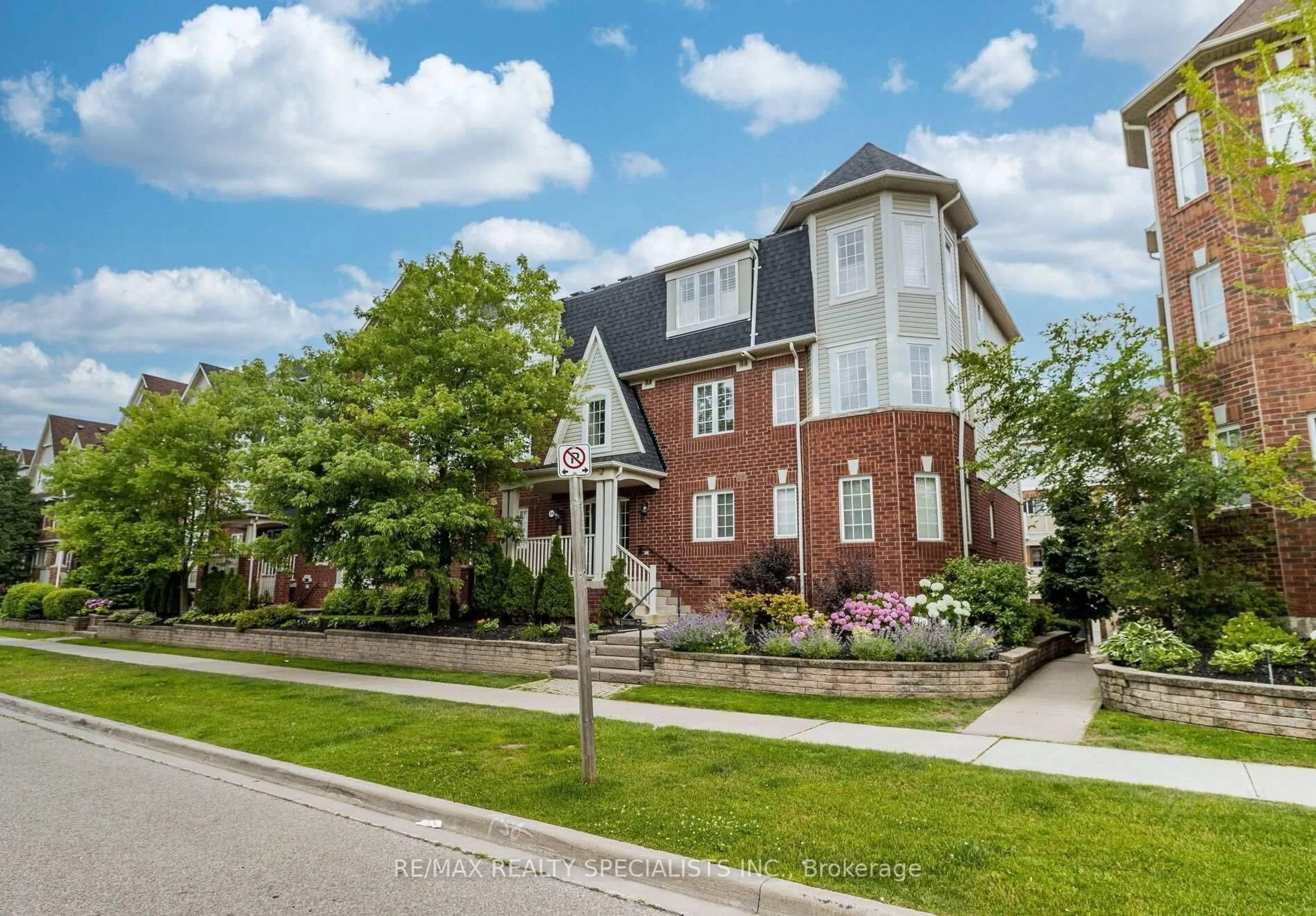 Home with brick exterior material, street for 614 Shoreline Dr #5, Mississauga Ontario L5B 0A8