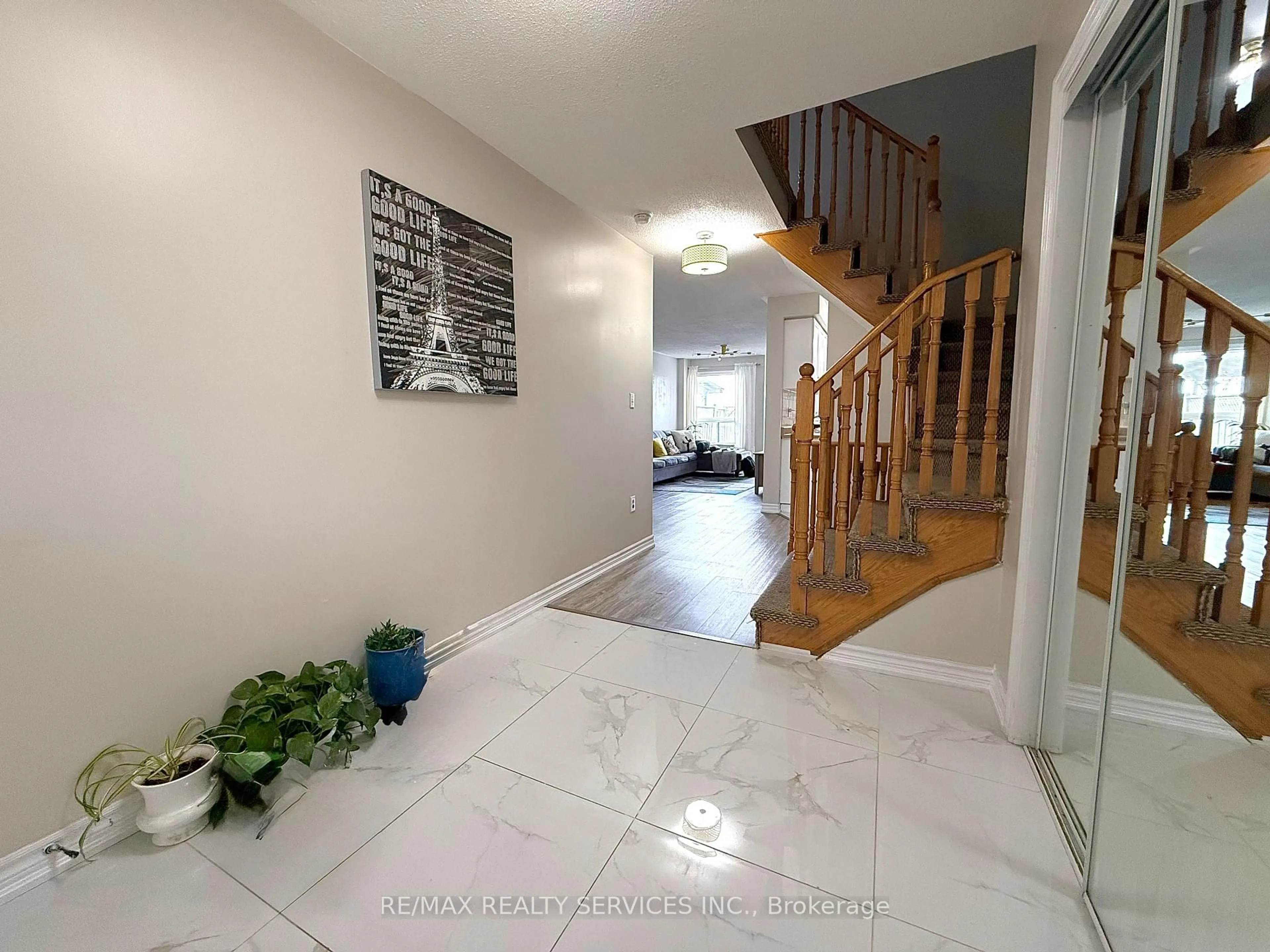Indoor foyer for 47 Quarry Edge Dr, Brampton Ontario L6V 4M7