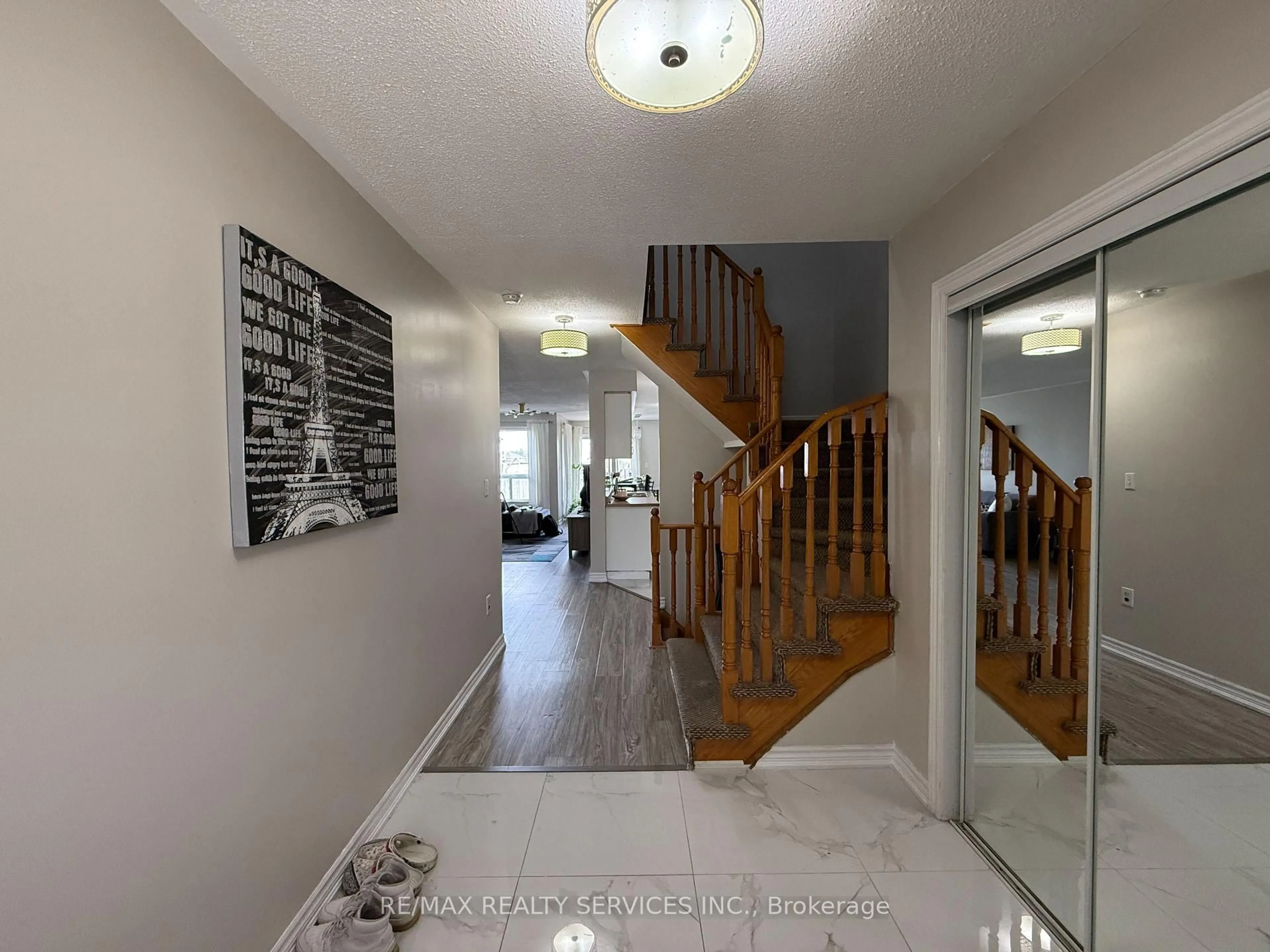 Indoor entryway for 47 Quarry Edge Dr, Brampton Ontario L6V 4M7