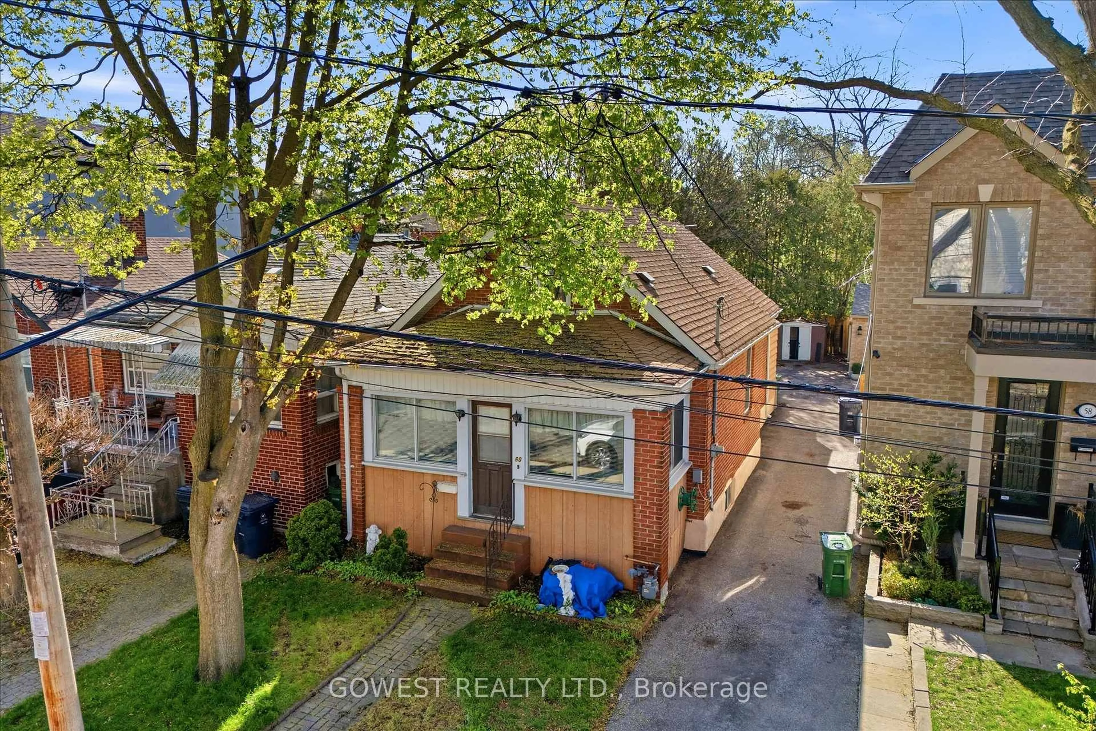 A pic from outside/outdoor area/front of a property/back of a property/a pic from drone, street for 60 Warren Cres, Toronto Ontario M6S 4S2