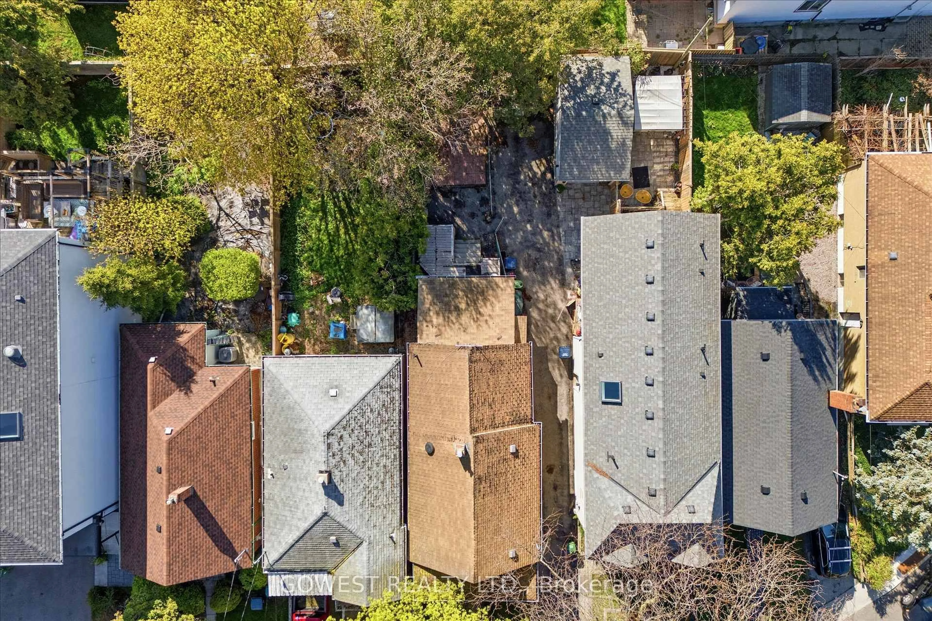 A pic from outside/outdoor area/front of a property/back of a property/a pic from drone, street for 60 Warren Cres, Toronto Ontario M6S 4S2