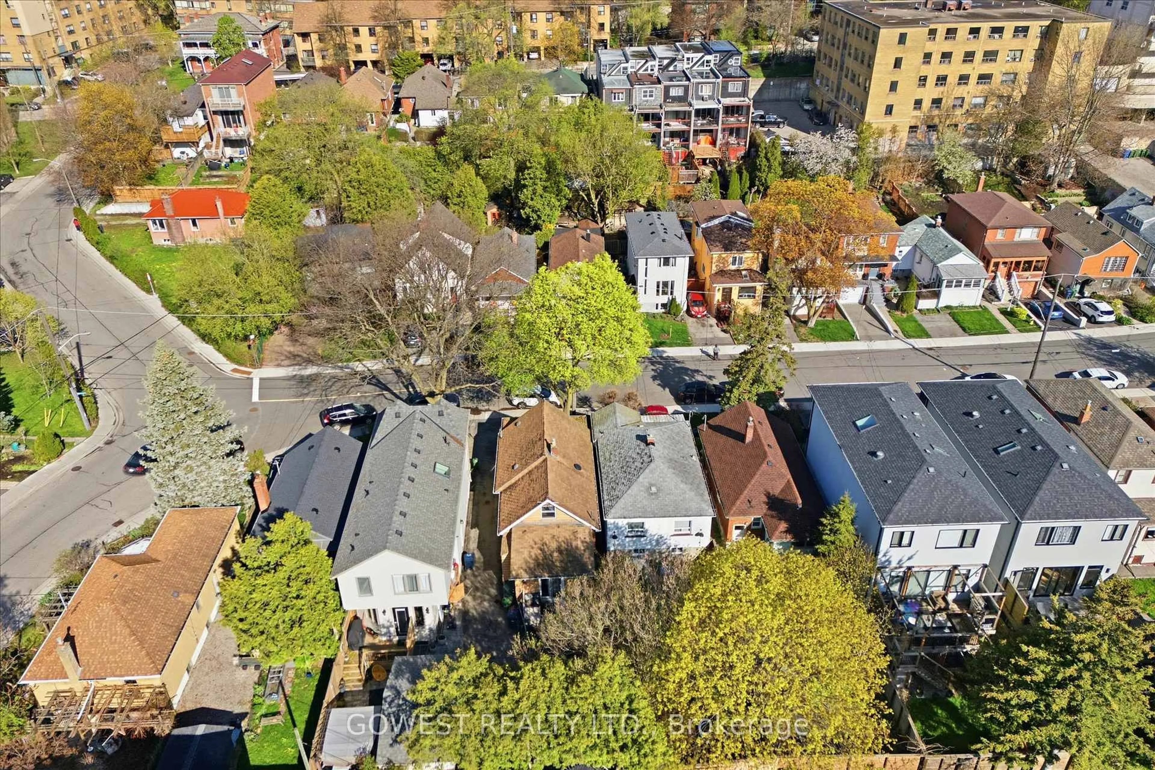 A pic from outside/outdoor area/front of a property/back of a property/a pic from drone, street for 60 Warren Cres, Toronto Ontario M6S 4S2