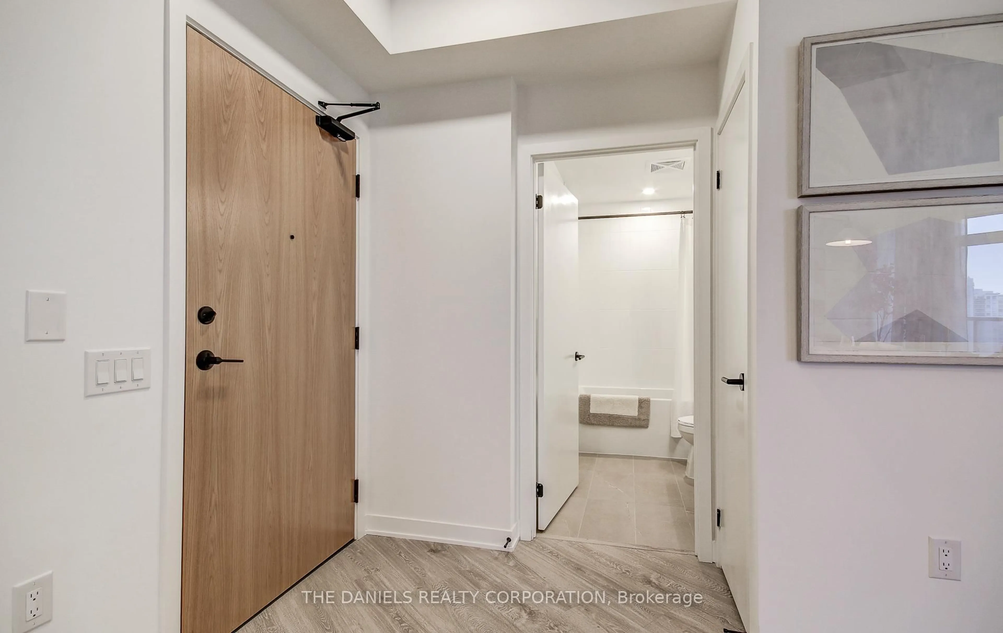 Indoor entryway for 2495 Eglinton Ave #1206, Mississauga Ontario L5M 2T2