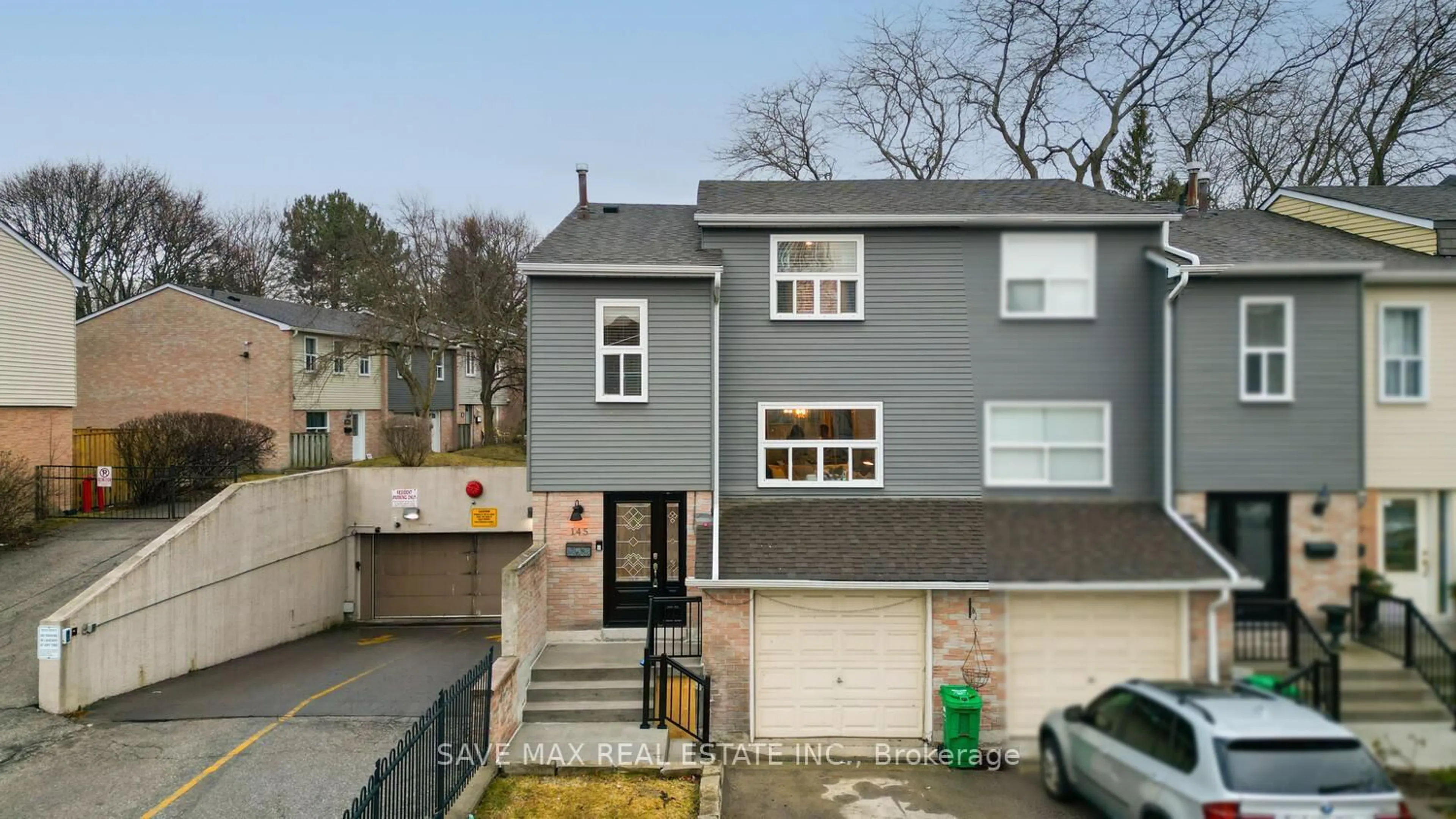 Home with vinyl exterior material, street for 1050 Shawnmarr Rd #145, Mississauga Ontario L5H 3V1