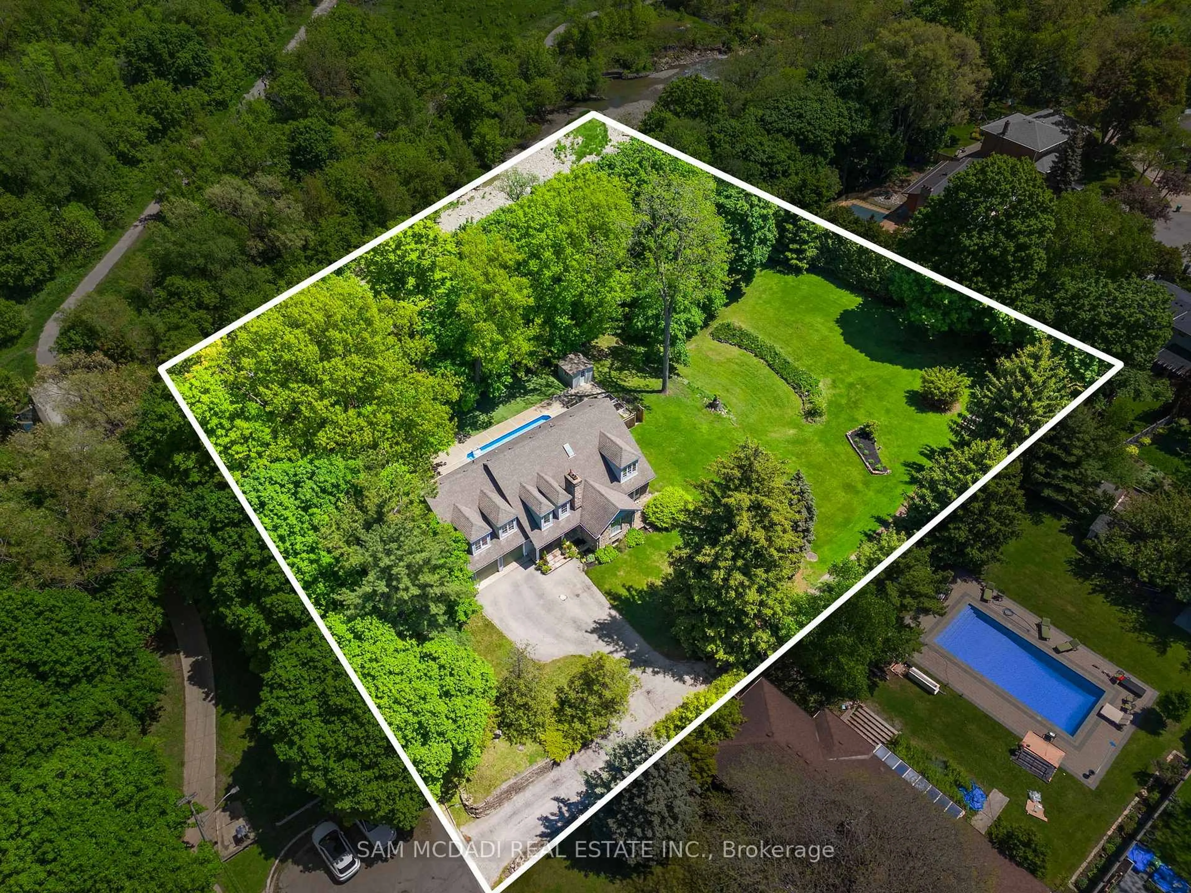 A pic from outside/outdoor area/front of a property/back of a property/a pic from drone, unknown for 1690 Sherway Dr, Mississauga Ontario L4X 1C7