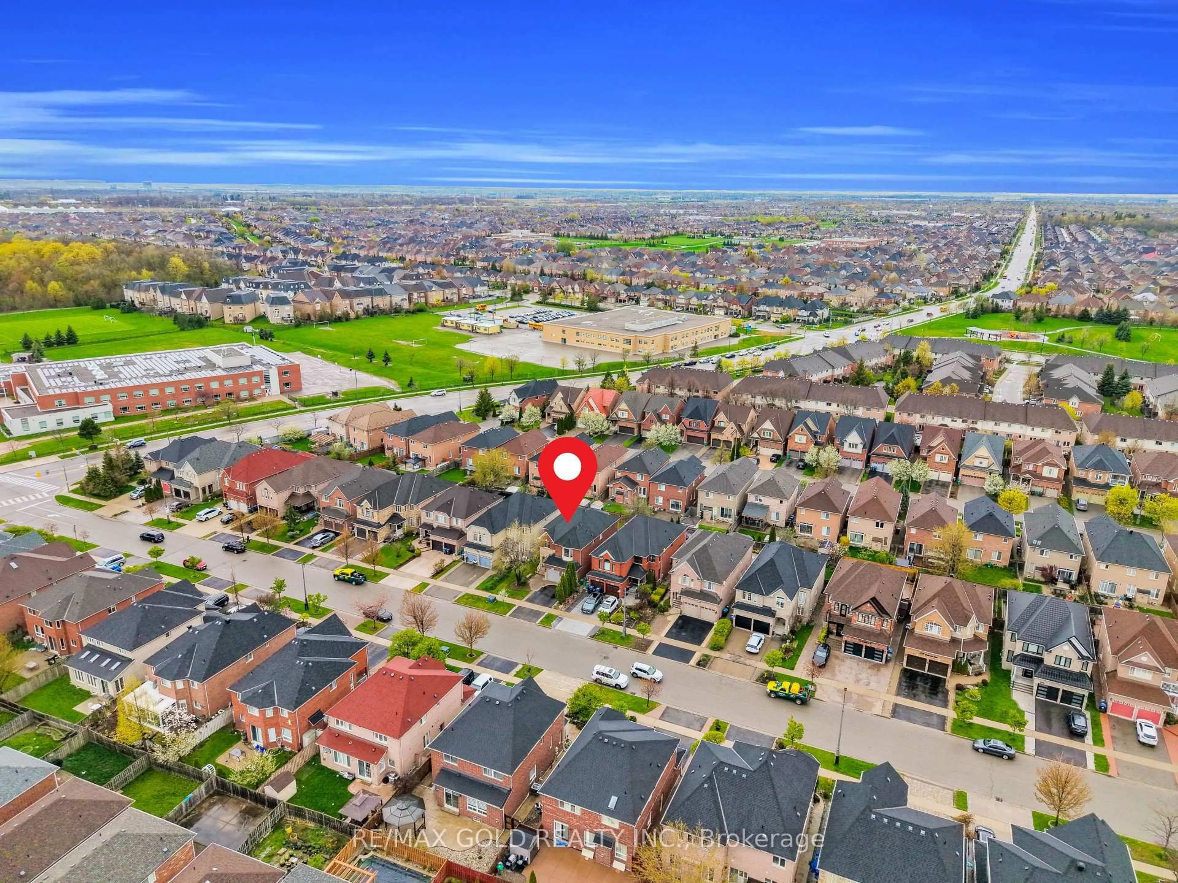 A pic from outside/outdoor area/front of a property/back of a property/a pic from drone, street for 3377 Destination Dr, Mississauga Ontario L5M 7W6