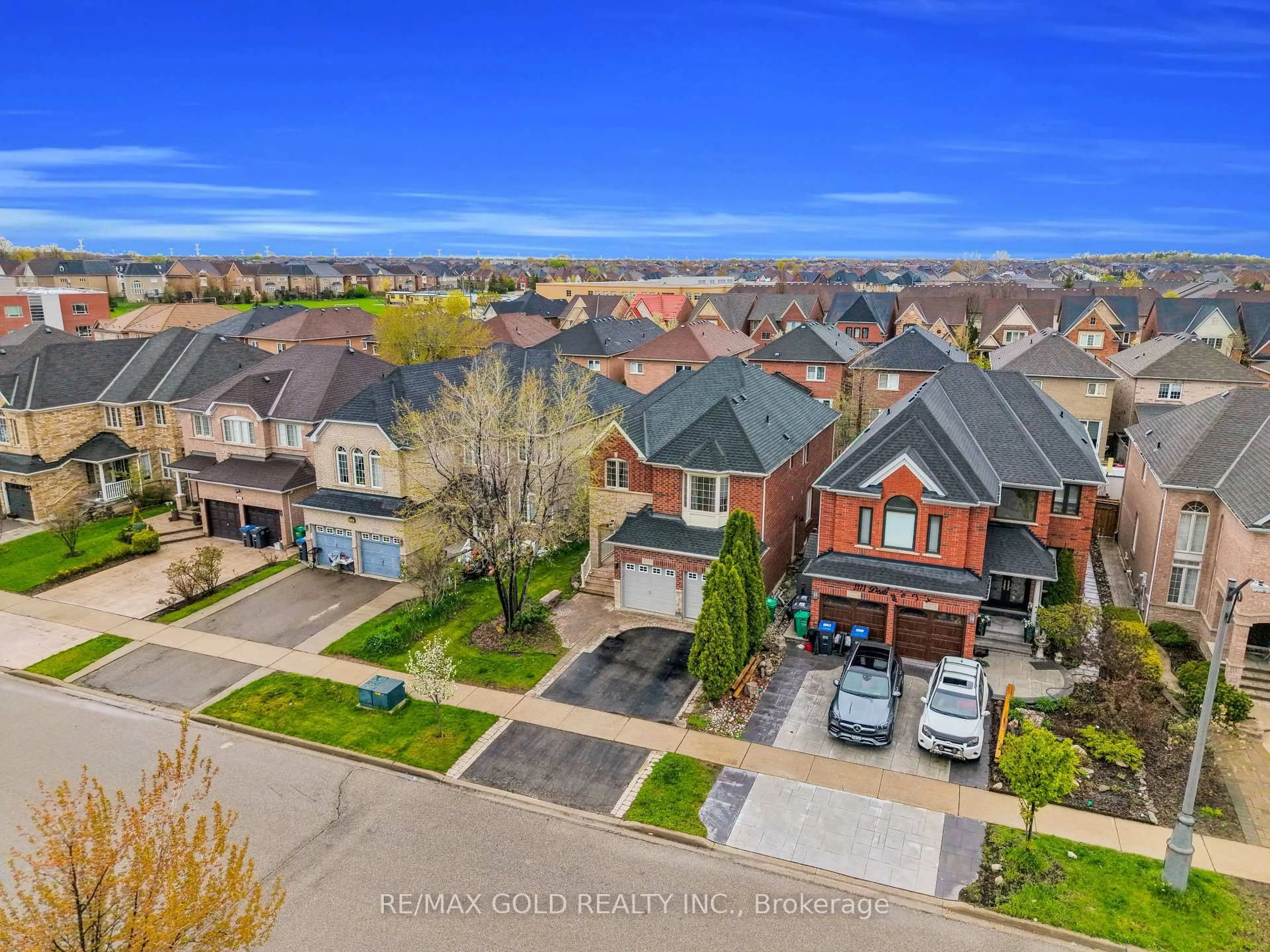 A pic from outside/outdoor area/front of a property/back of a property/a pic from drone, street for 3377 Destination Dr, Mississauga Ontario L5M 7W6