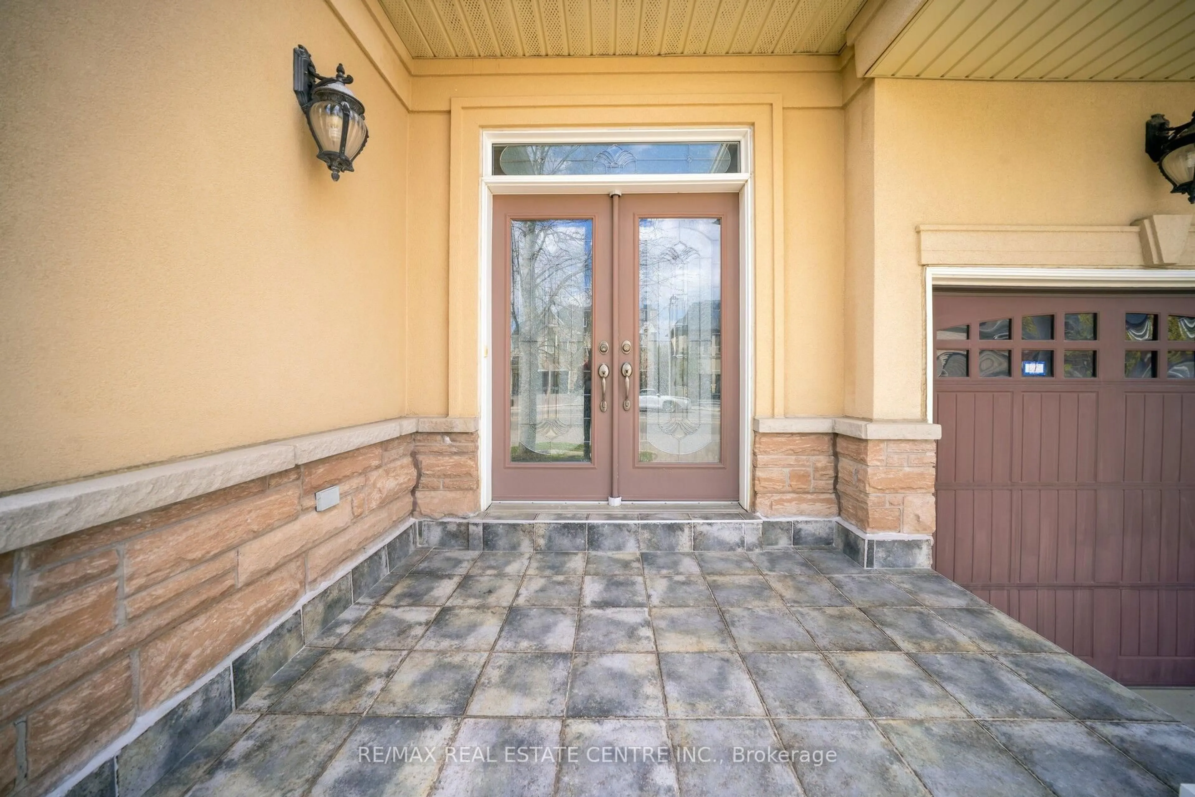 Indoor entryway for 10 Eiffel Blvd, Brampton Ontario L6P 1V9