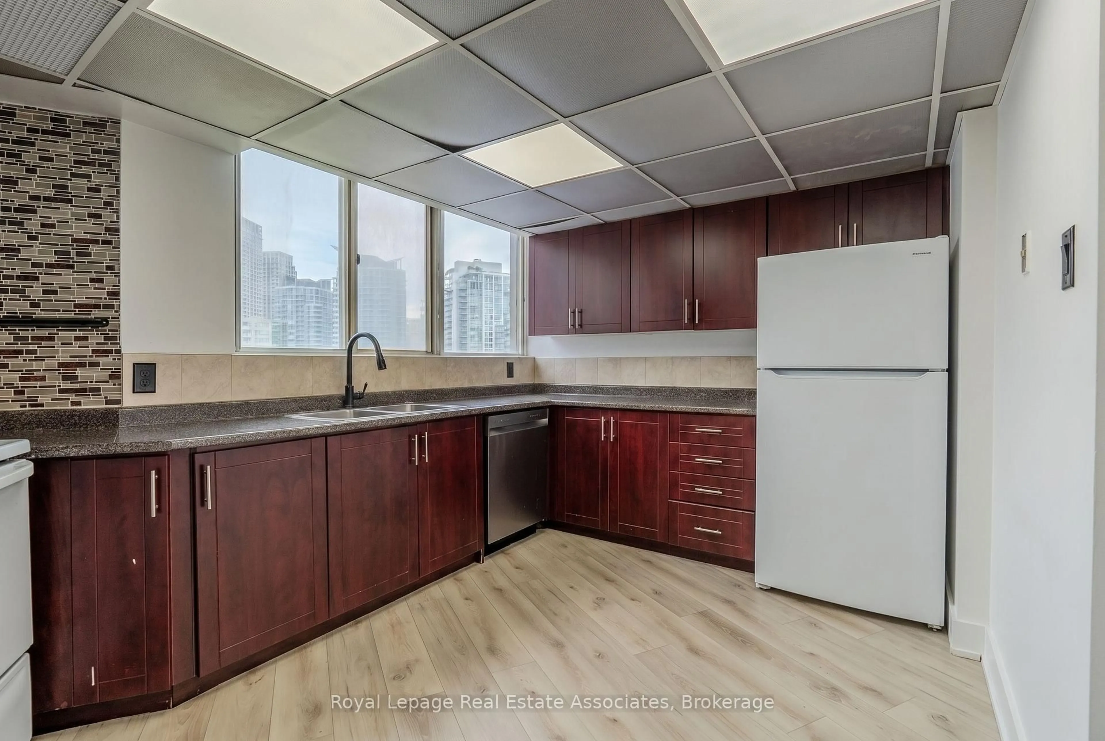 Standard kitchen, unknown for 3695 Kaneff Cres #1602, Mississauga Ontario L5A 4B6