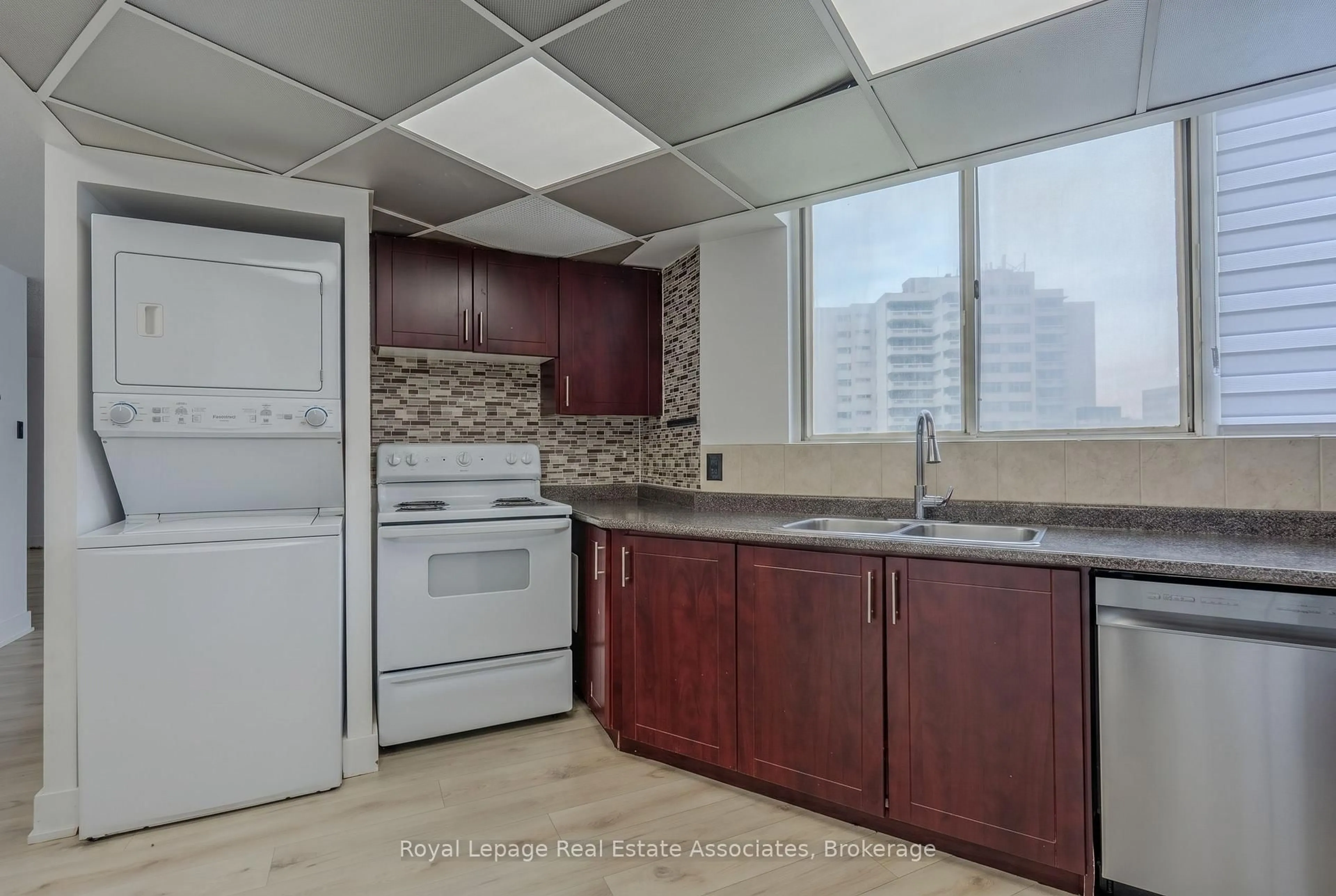 Standard kitchen, unknown for 3695 Kaneff Cres #1602, Mississauga Ontario L5A 4B6