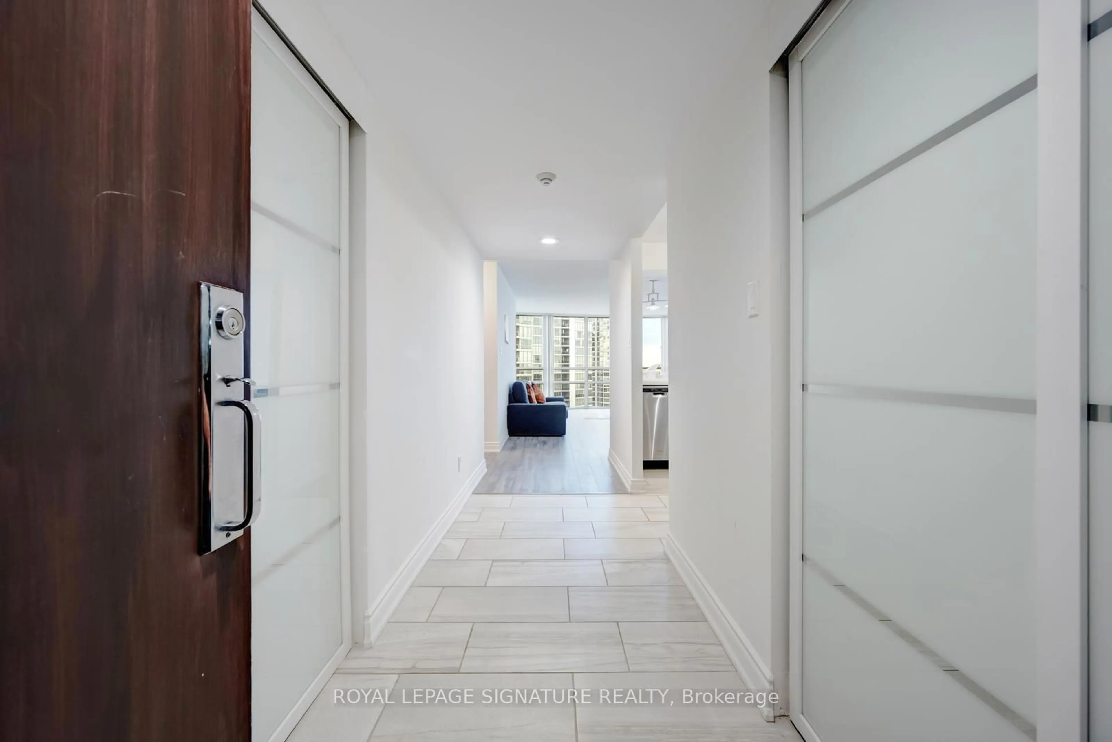 Indoor foyer for 50 Eglinton Ave #1106, Mississauga Ontario L5R 3P5