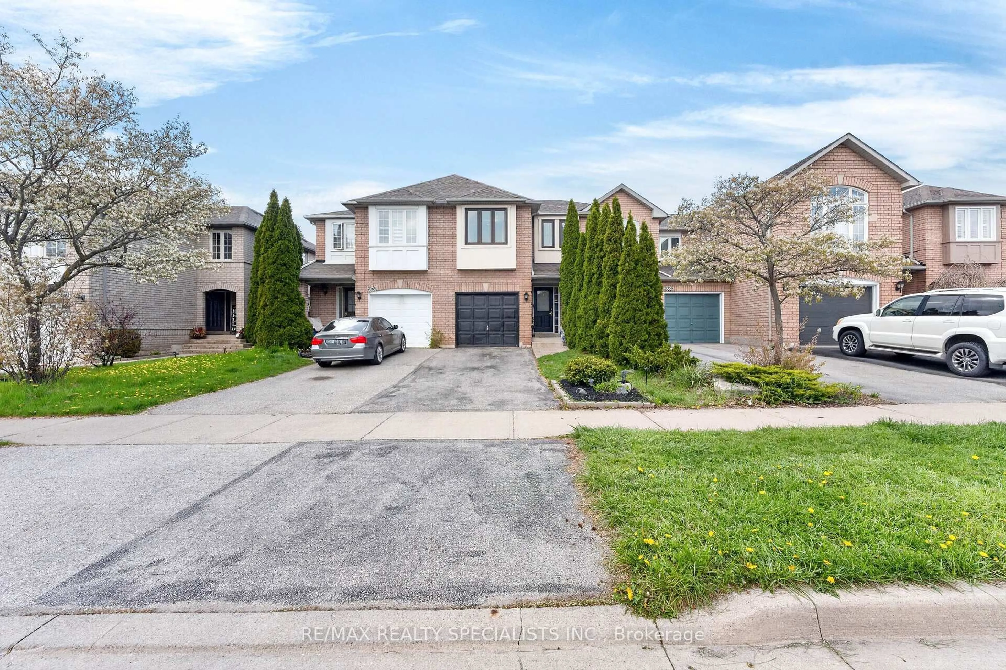 Home with brick exterior material, street for 2067 Golden Orchard Tr, Oakville Ontario L6M 3N5
