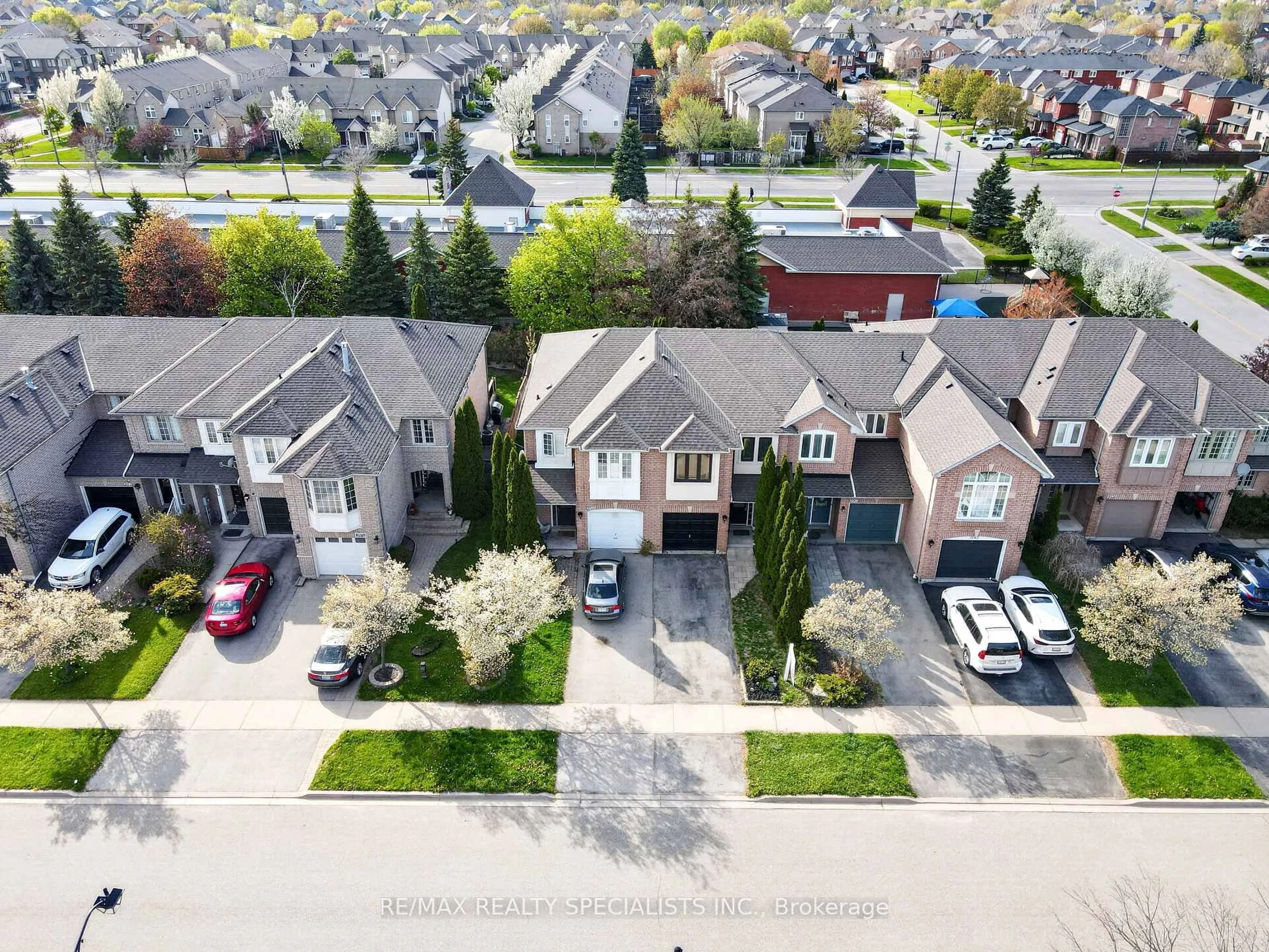 A pic from outside/outdoor area/front of a property/back of a property/a pic from drone, street for 2067 Golden Orchard Tr, Oakville Ontario L6M 3N5
