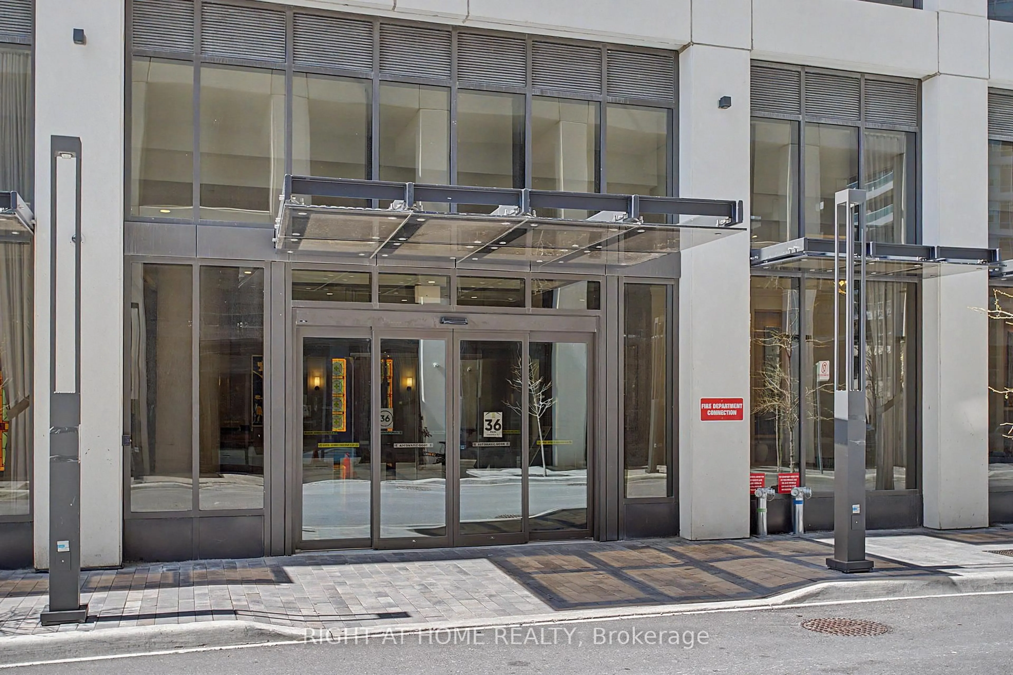 Indoor foyer for 36 Elm Dr #3202, Mississauga Ontario L5B 0N3
