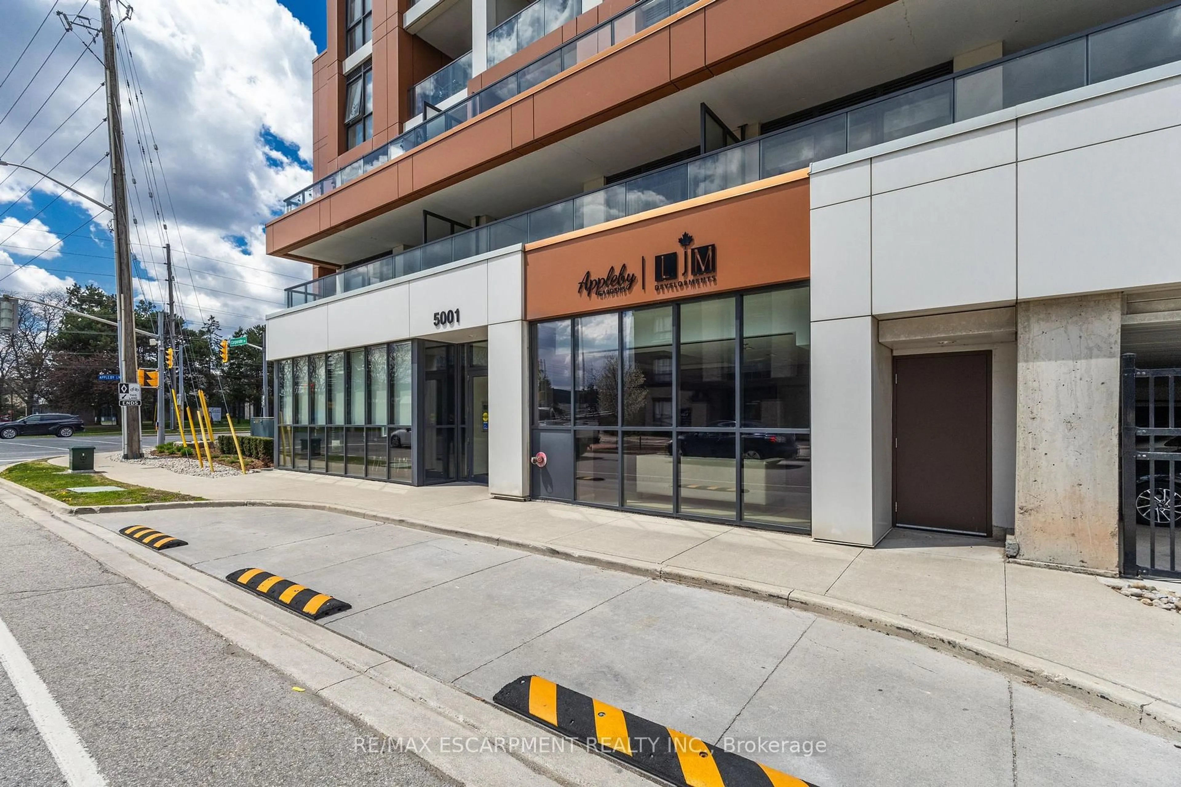 Indoor foyer for 5001 Corporate Dr #204, Burlington Ontario L7L 0H5