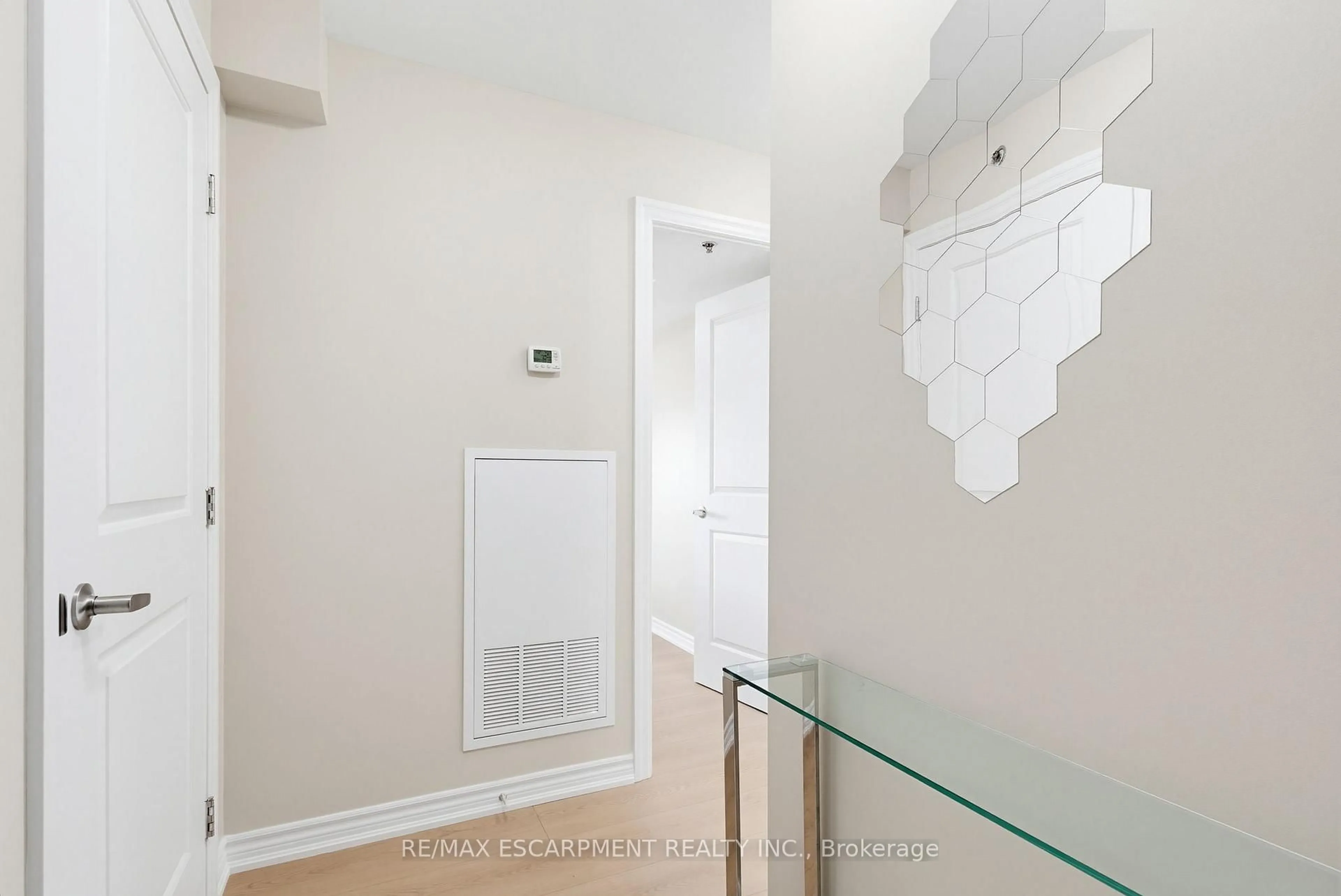 A pic of a room for 5001 Corporate Dr #204, Burlington Ontario L7L 0H5