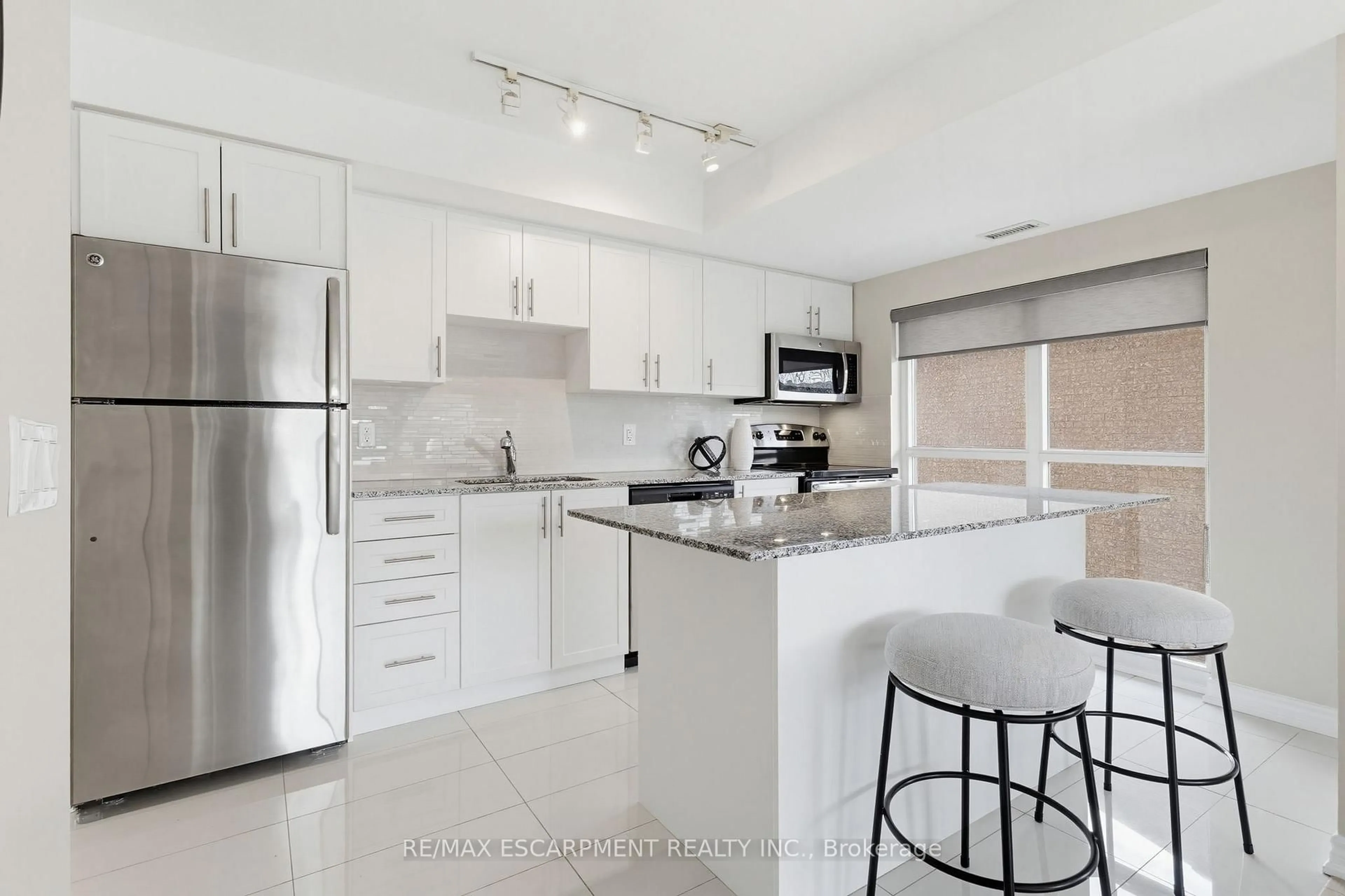 Open concept kitchen, ceramic/tile floor for 5001 Corporate Dr #204, Burlington Ontario L7L 0H5