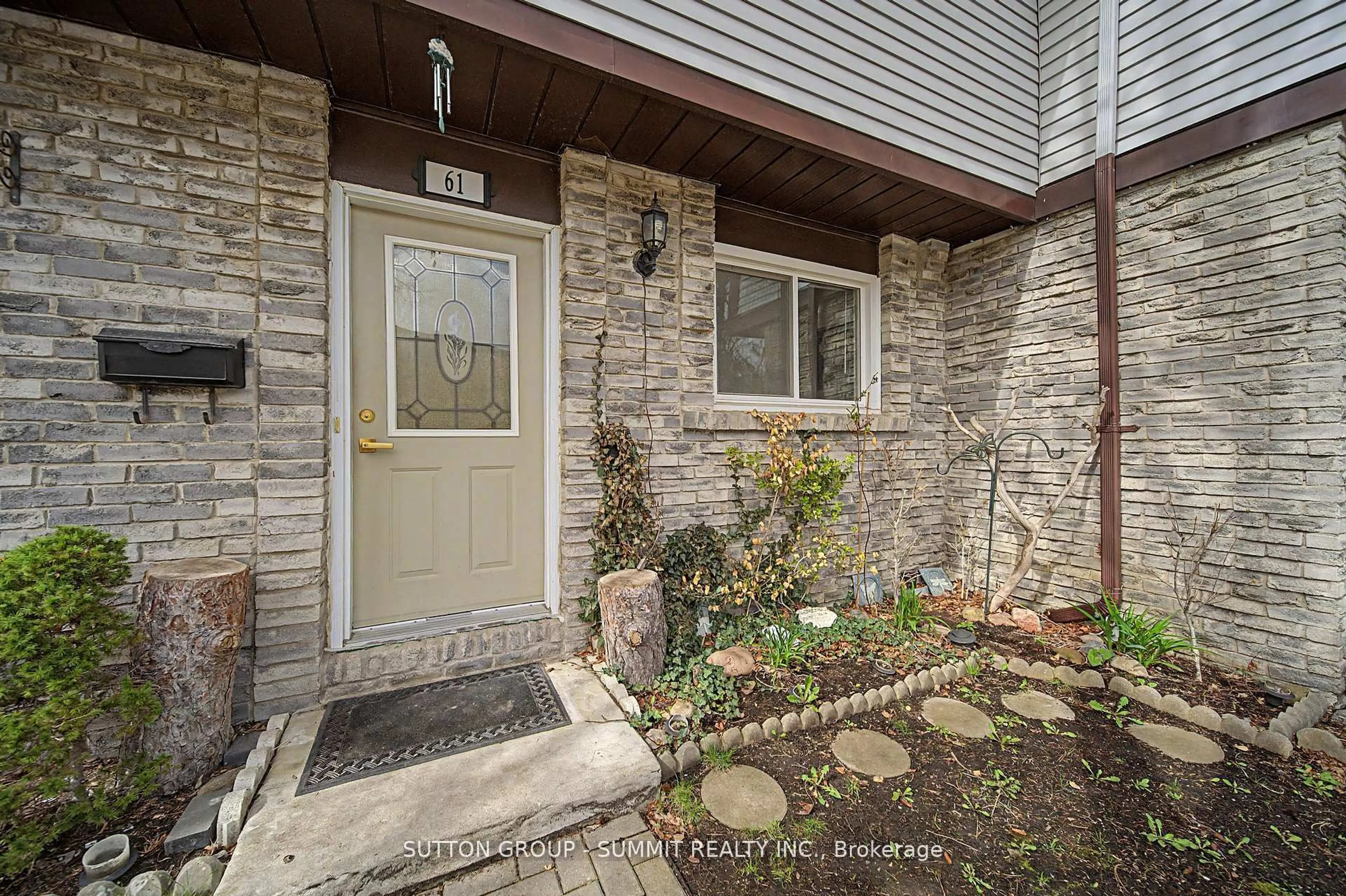Indoor entryway for 45 Hansen Rd #61, Brampton Ontario L6V 3C5