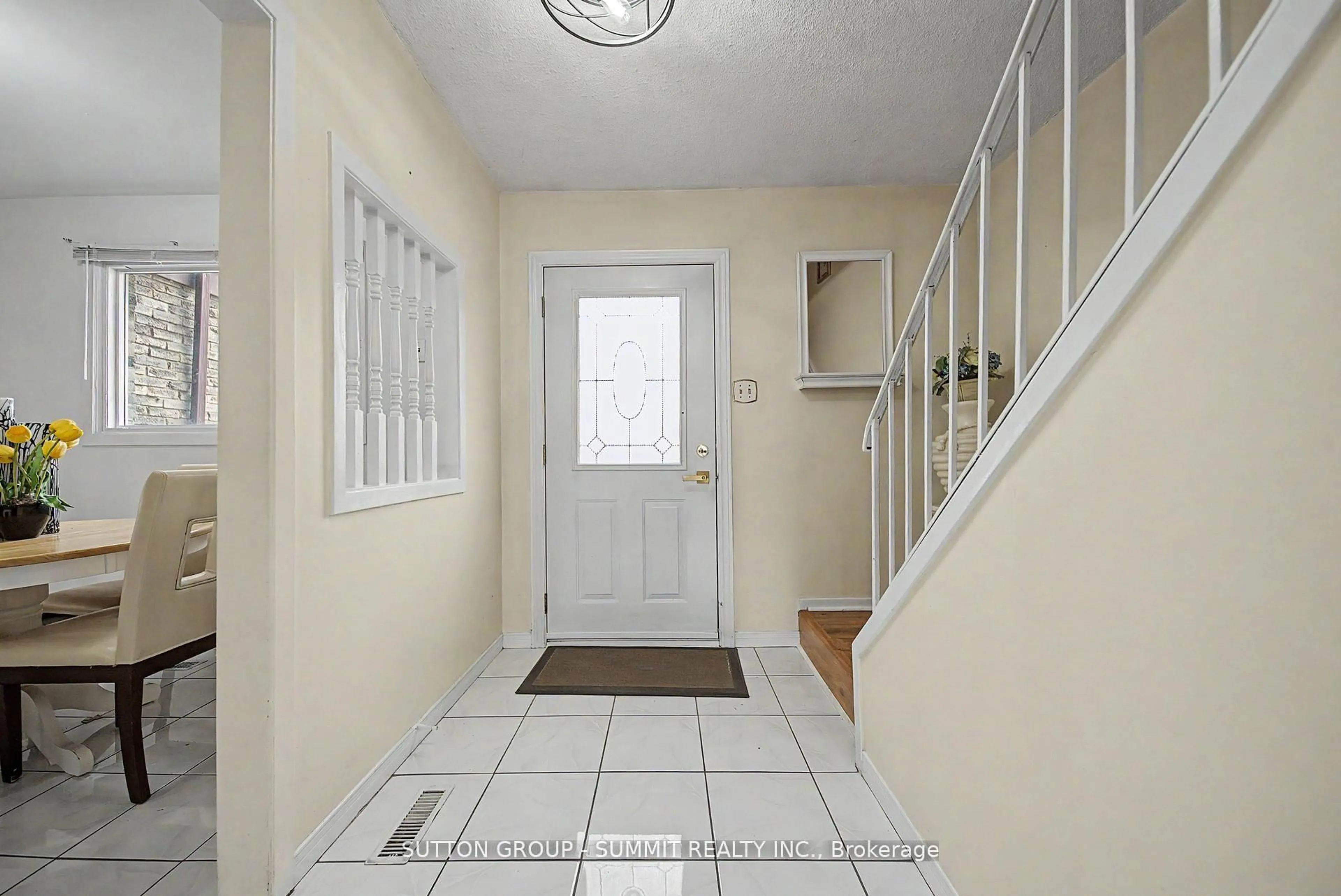 Indoor entryway for 45 Hansen Rd #61, Brampton Ontario L6V 3C5