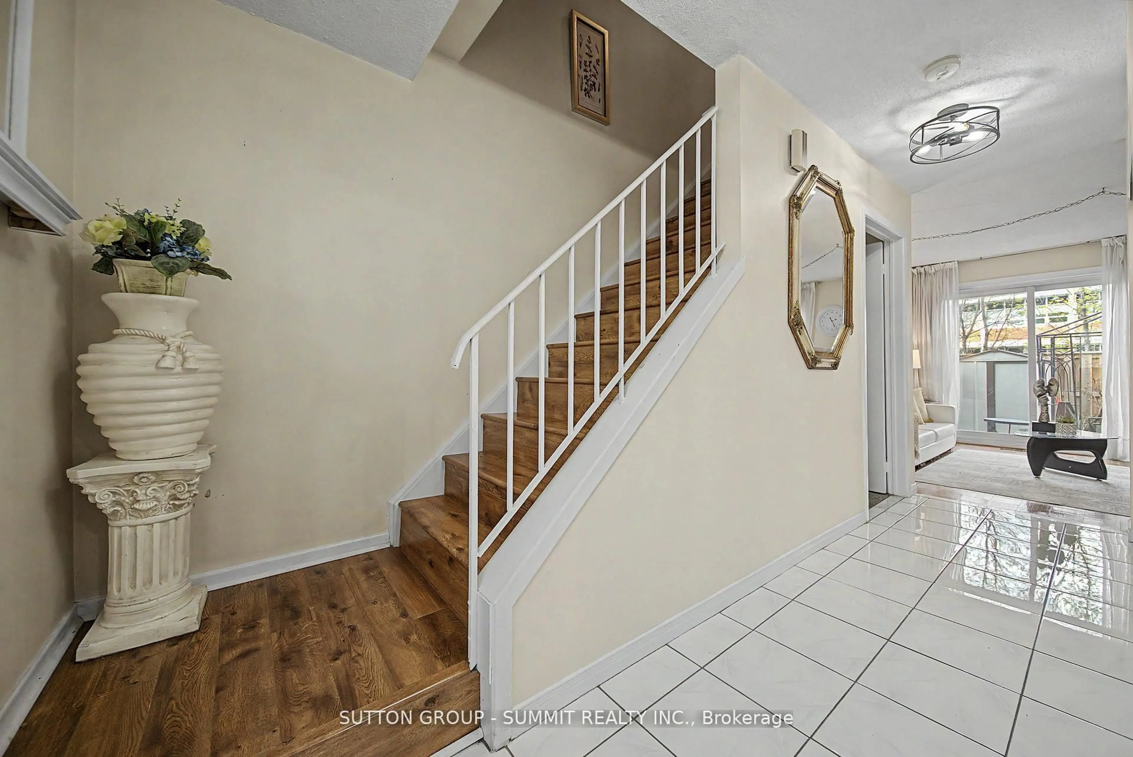 Indoor entryway for 45 Hansen Rd #61, Brampton Ontario L6V 3C5